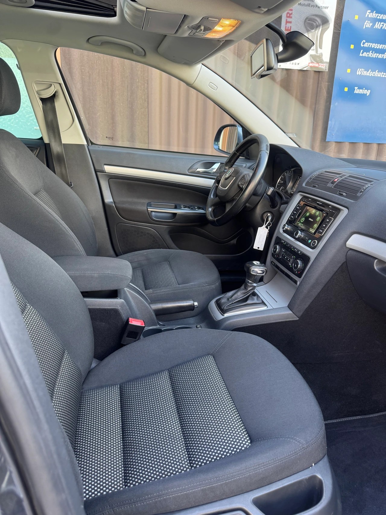 SKODA Octavia Combi 2.0 TDI AllDrive 4x4 DSG-image-9
