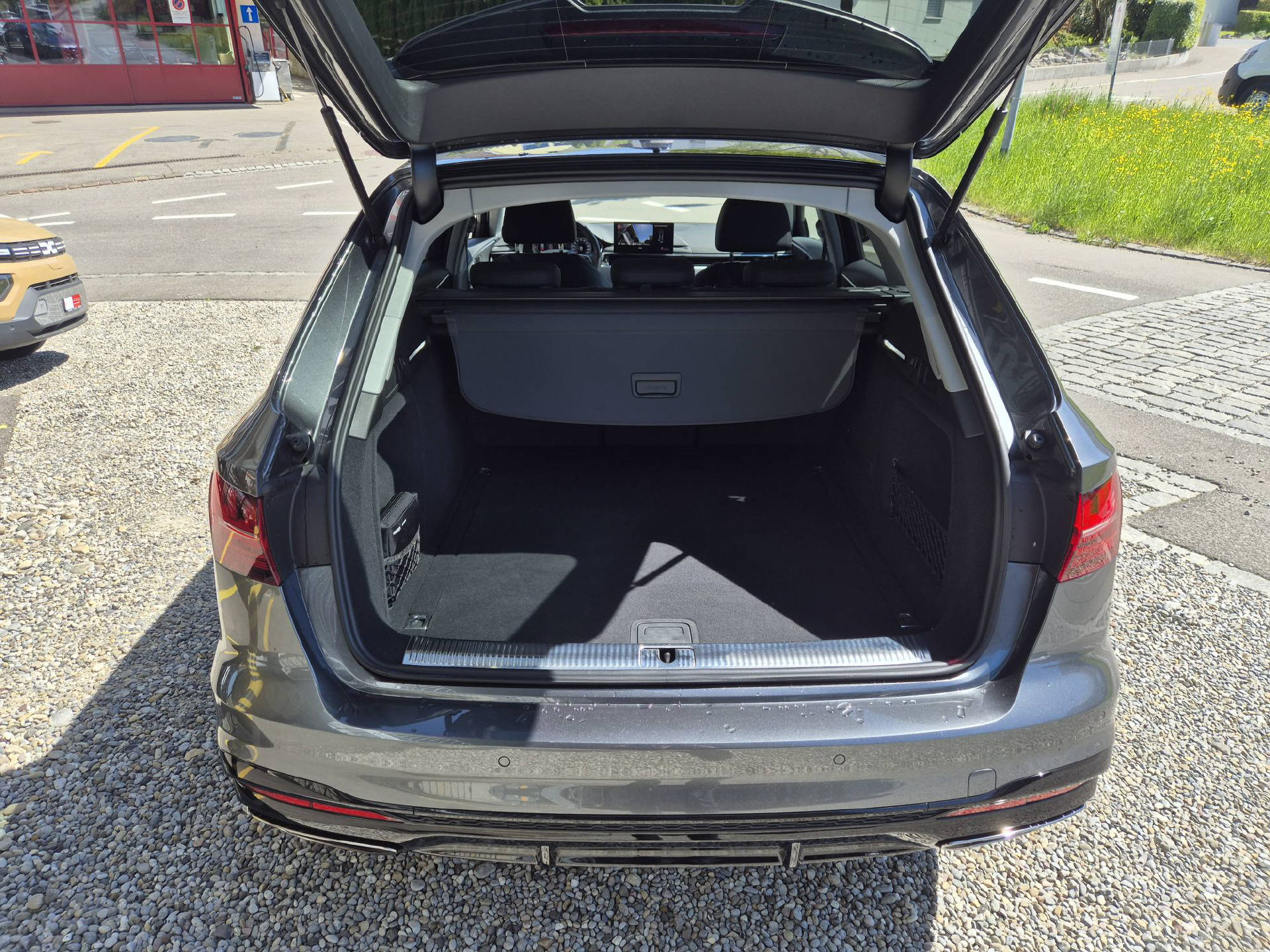 AUDI A4 Avant 2.0 40 TDI S Line quattro S-Tronic Competition-image-6