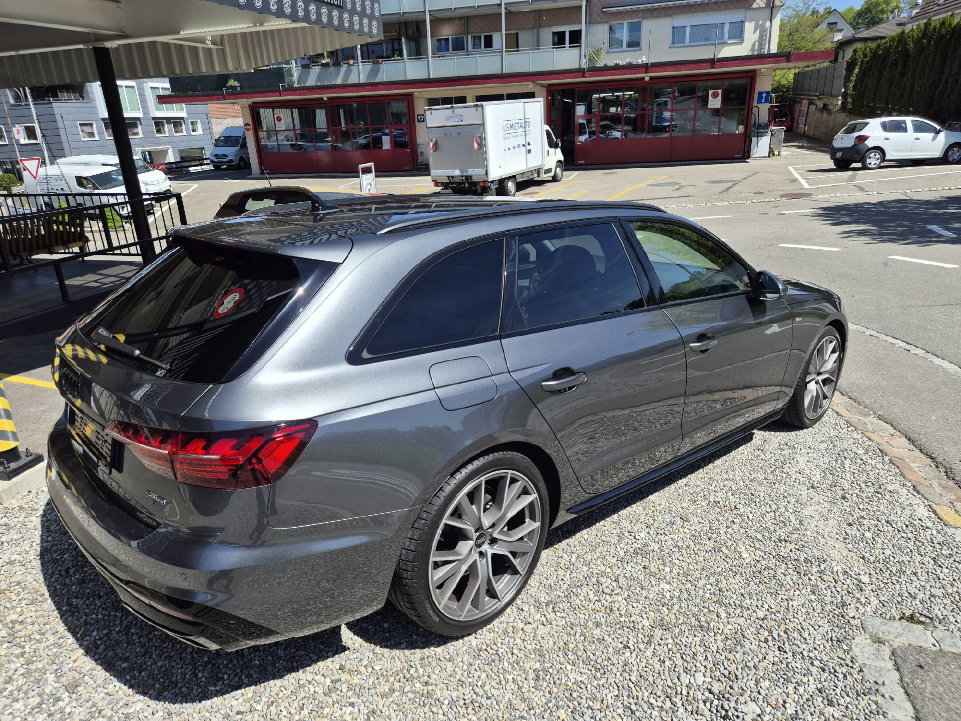 AUDI A4 Avant 2.0 40 TDI S Line quattro S-Tronic Competition-image-7