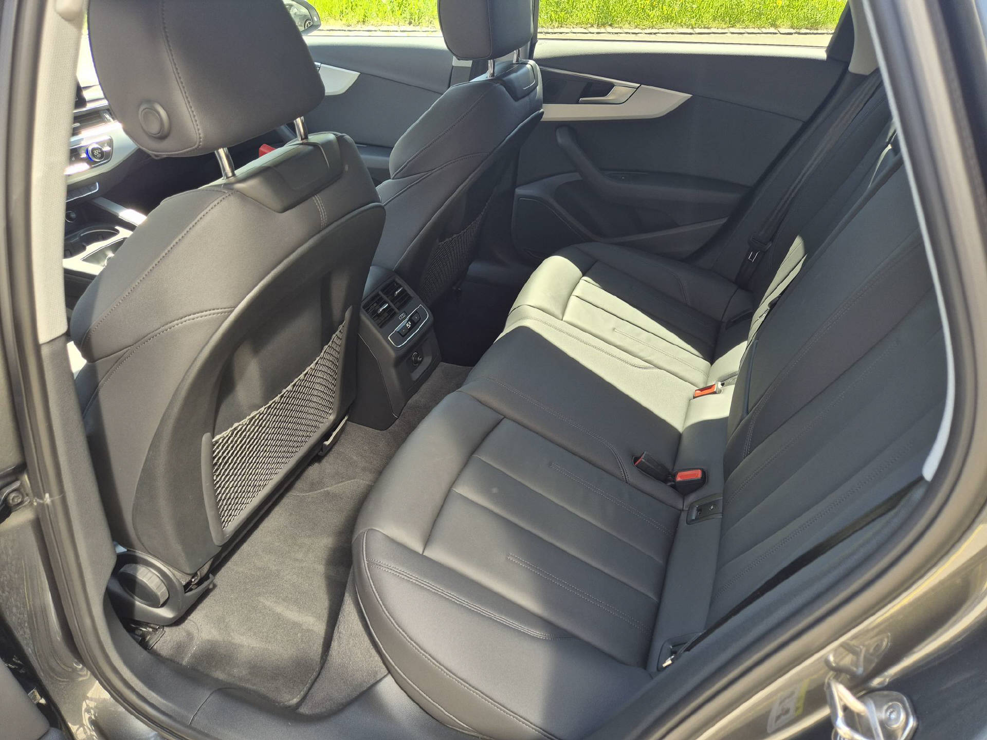 AUDI A4 Avant 2.0 40 TDI S Line quattro S-Tronic Competition-image-14