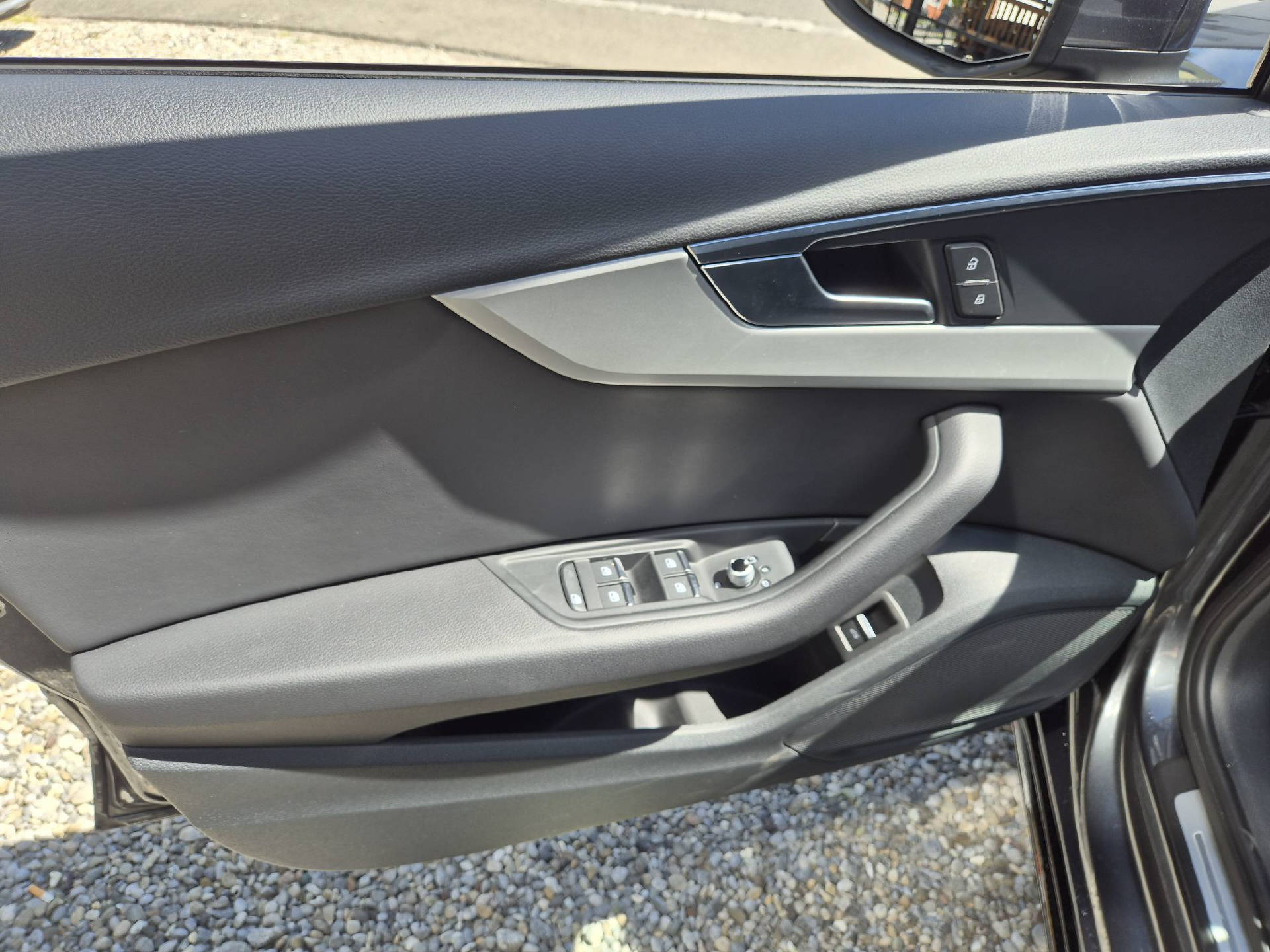 AUDI A4 Avant 2.0 40 TDI S Line quattro S-Tronic Competition-image-15