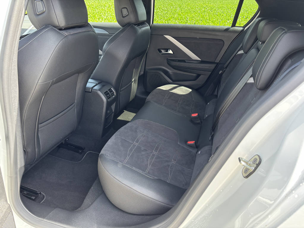 OPEL Astra 1.6 T PHEV 180 Swiss Premium-image-8