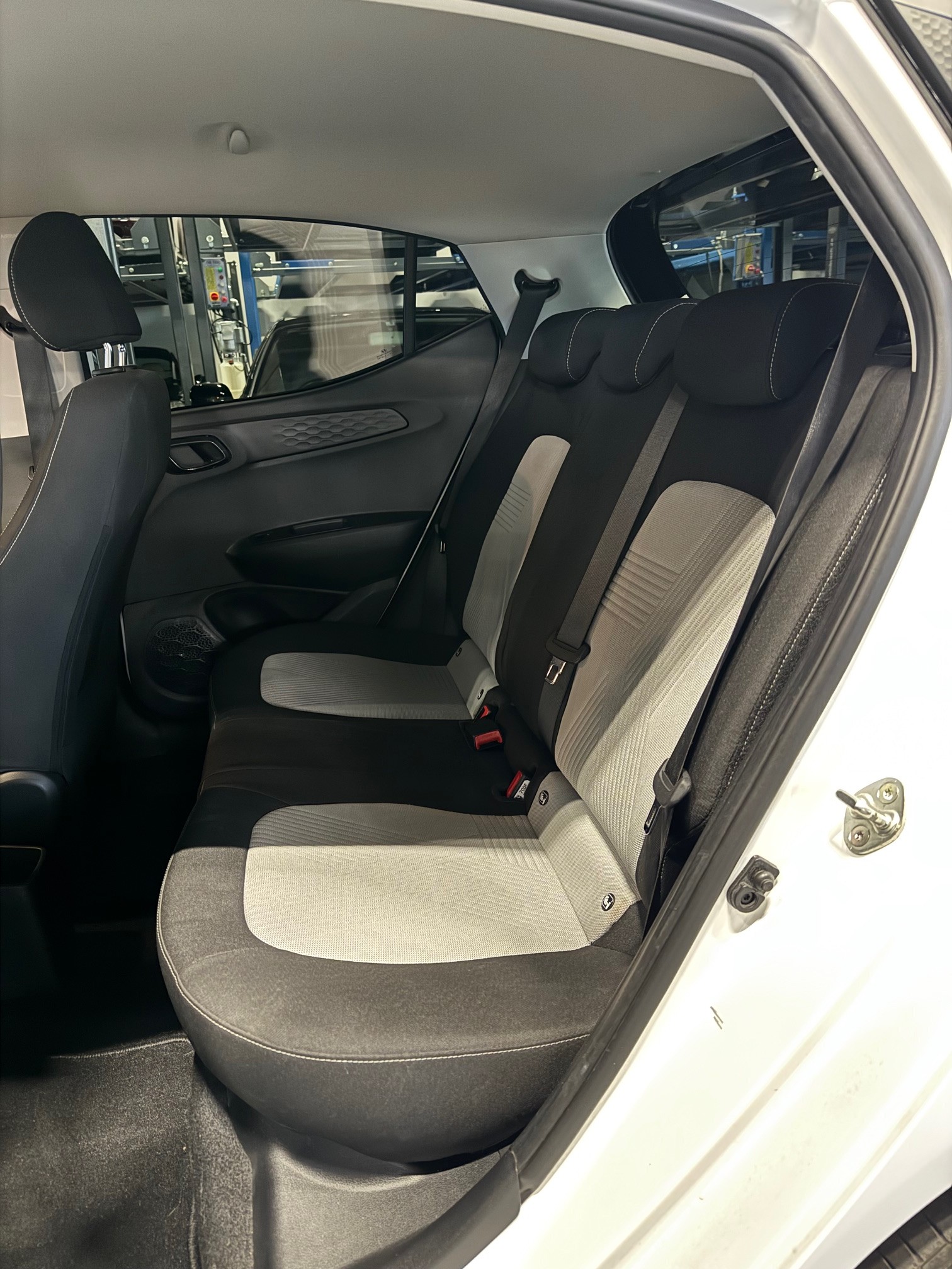 HYUNDAI i10 1.2 Launch Plus Automat-image-9