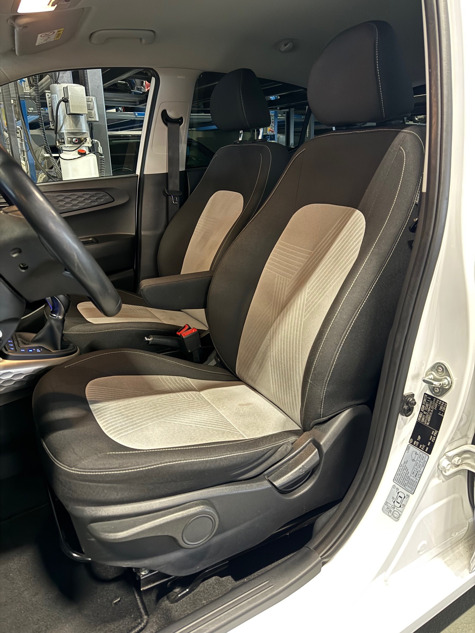 HYUNDAI i10 1.2 Launch Plus Automat-image-8