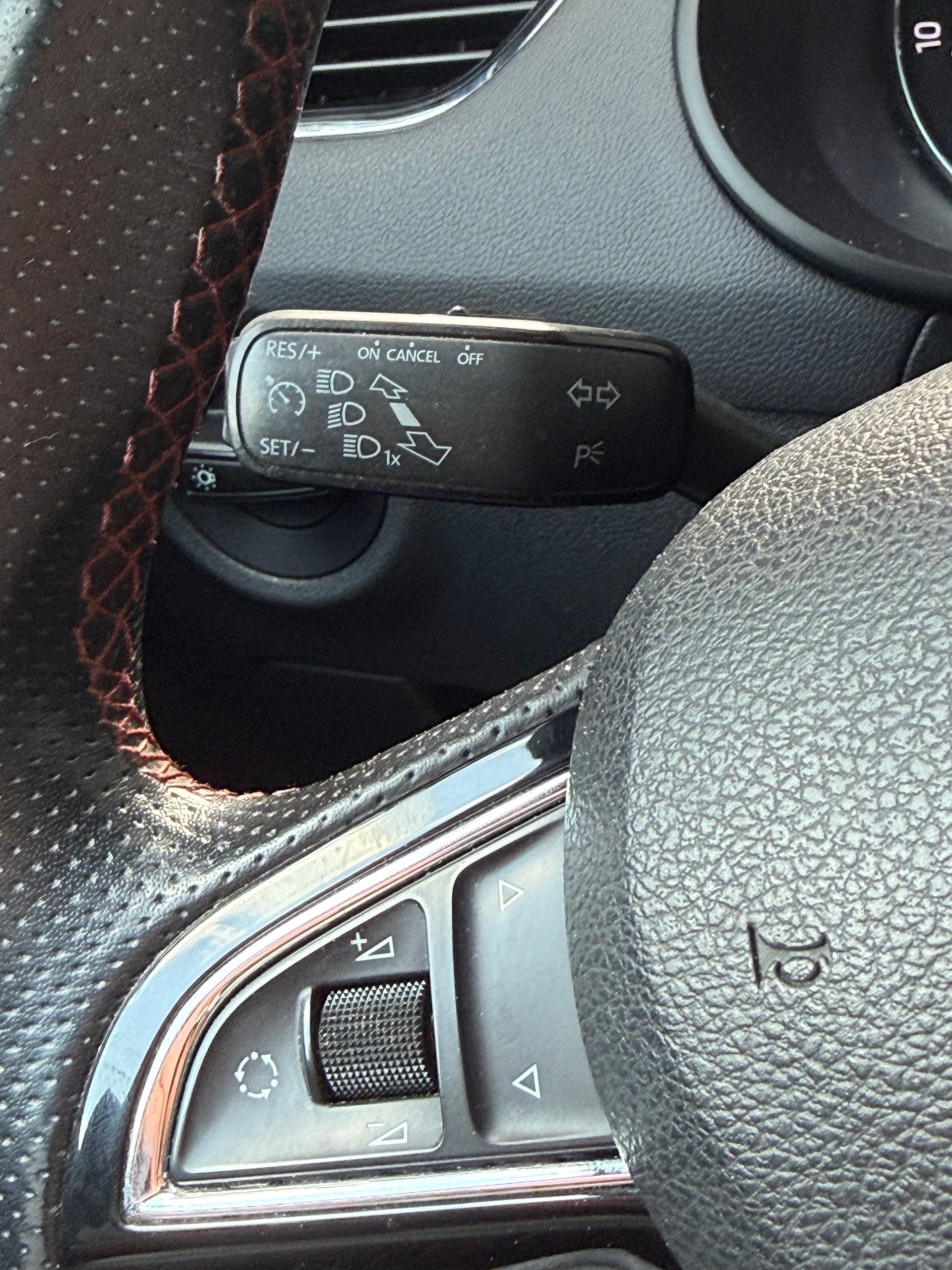 SKODA Octavia Combi 2.0 TSI RS-image-12