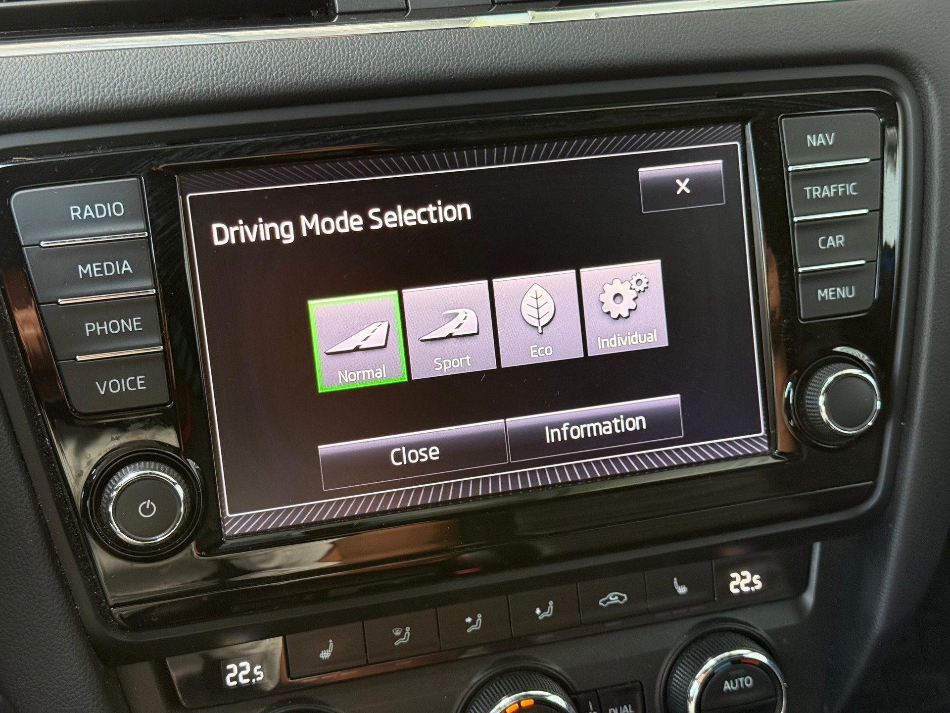 SKODA Octavia Combi 2.0 TSI RS-image-13