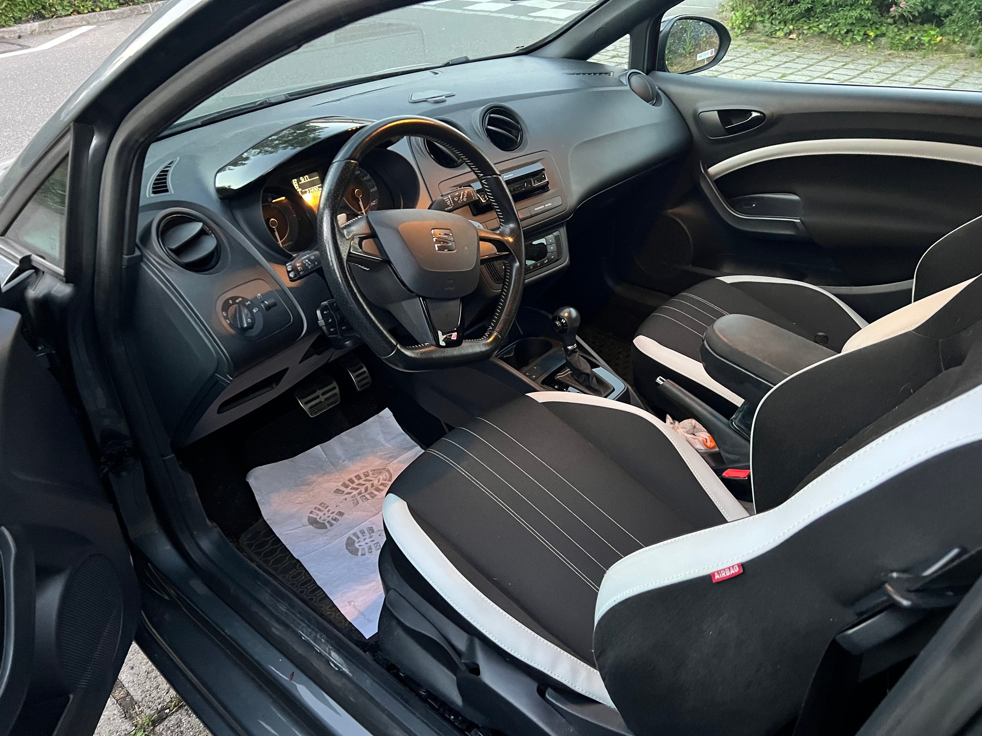 SEAT Ibiza SC 1.4 TSI Cupra SR DSG-image-9