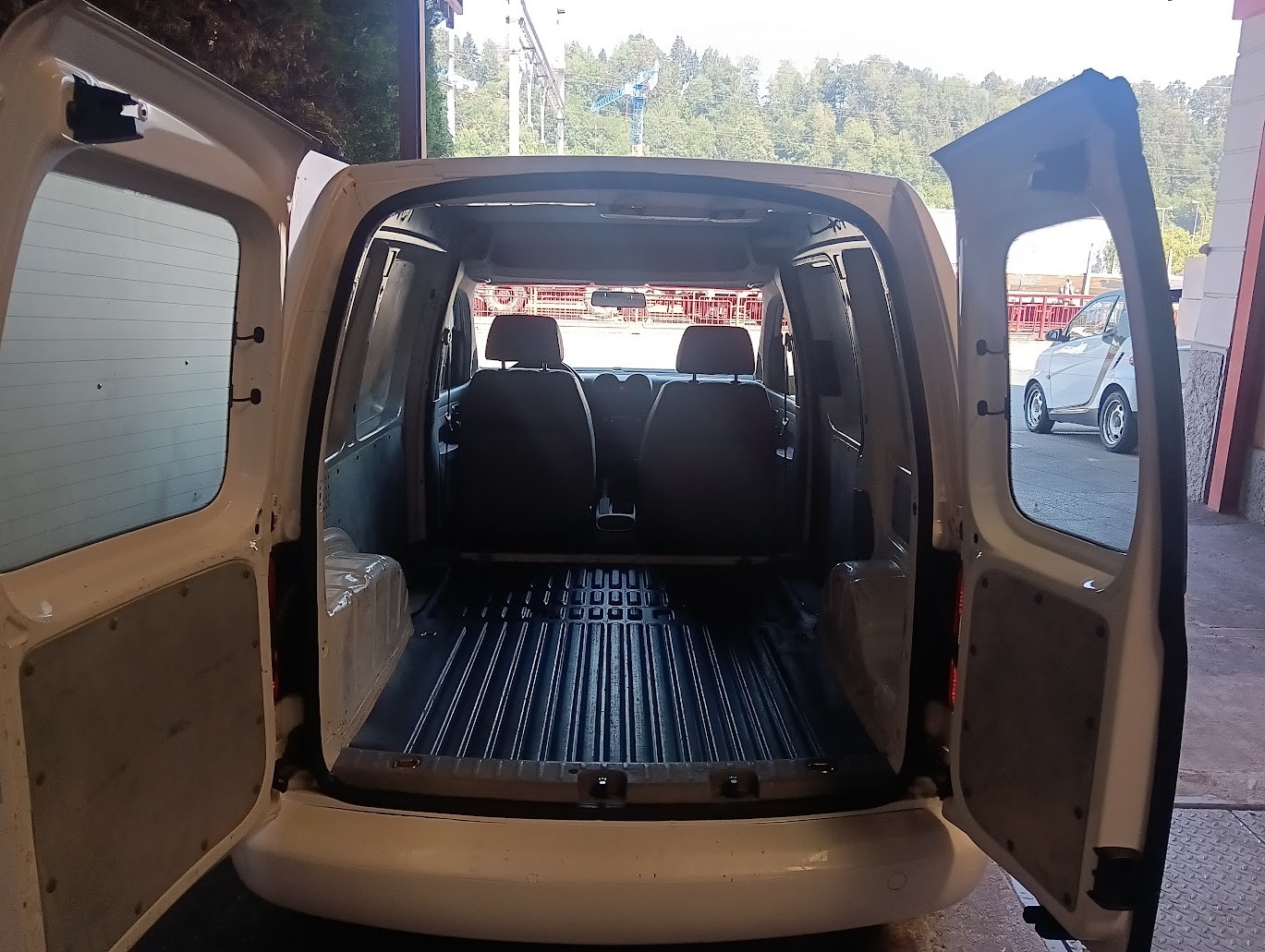 VW Caddy 1.4-image-6