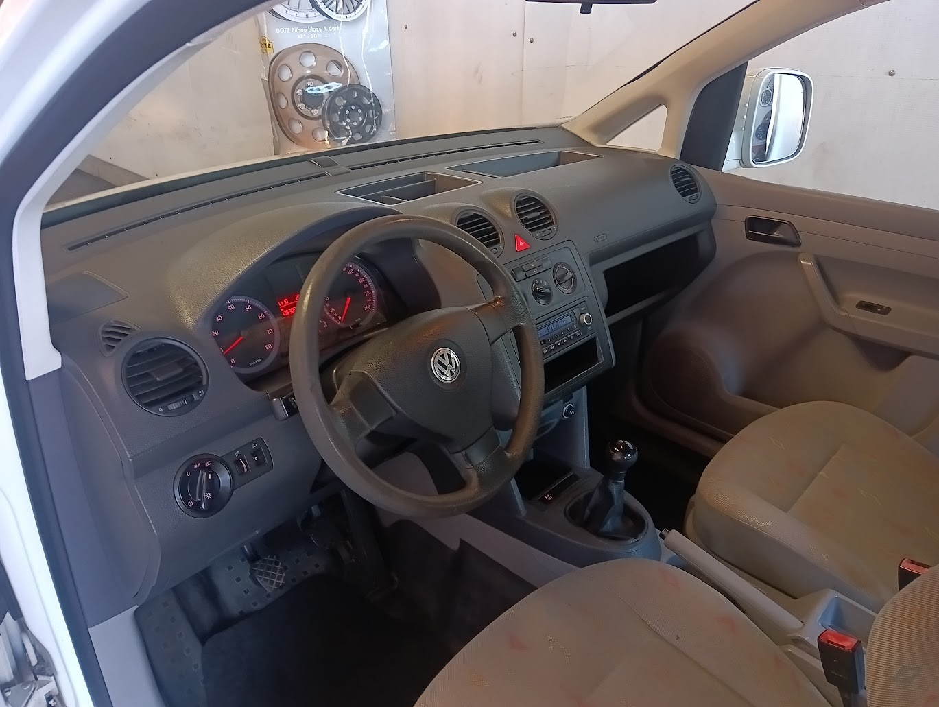 VW Caddy 1.4-image-8
