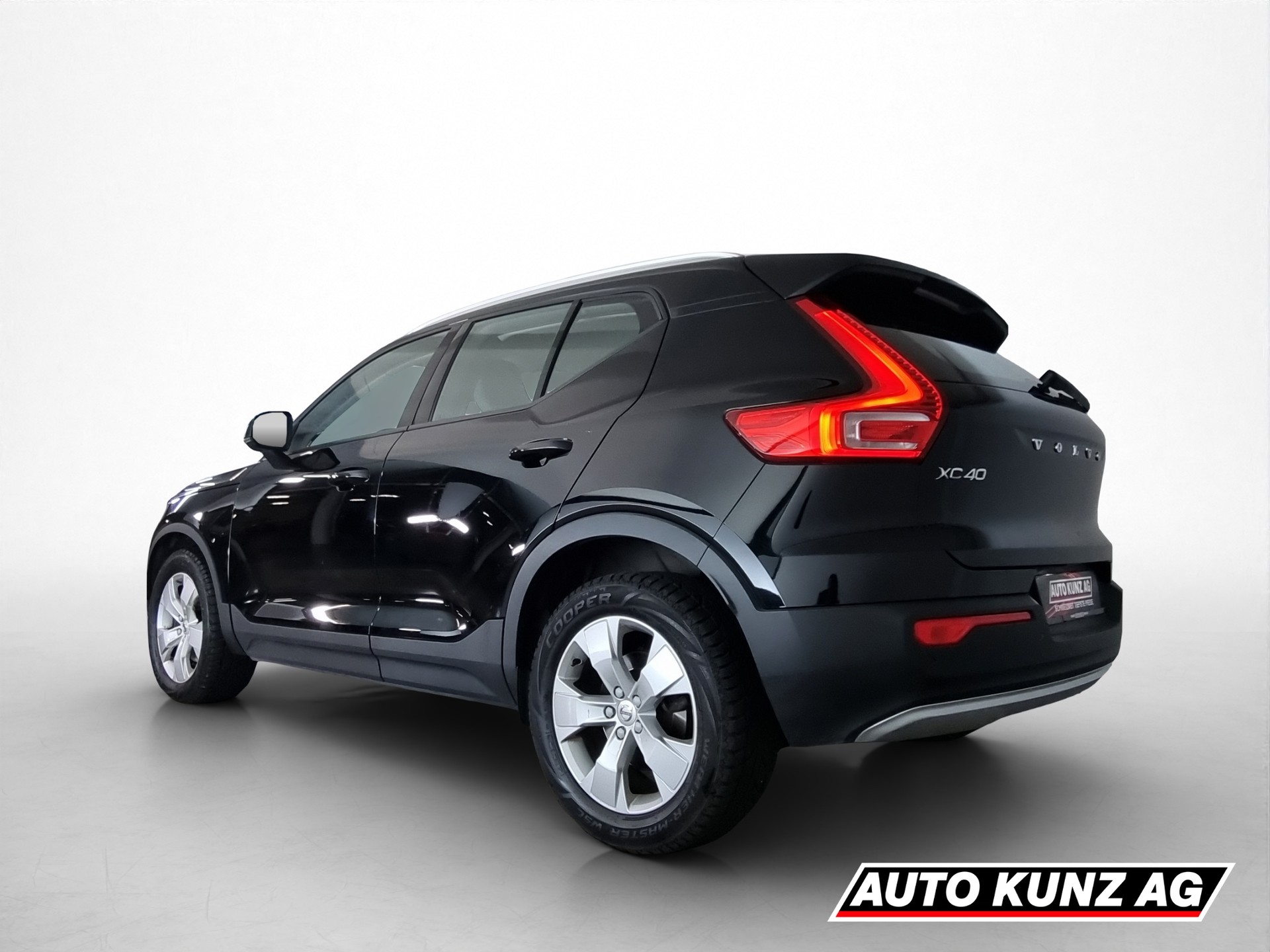 VOLVO XC40 2.0 T4 Momentum AWD Geartronic-showroom-element-3