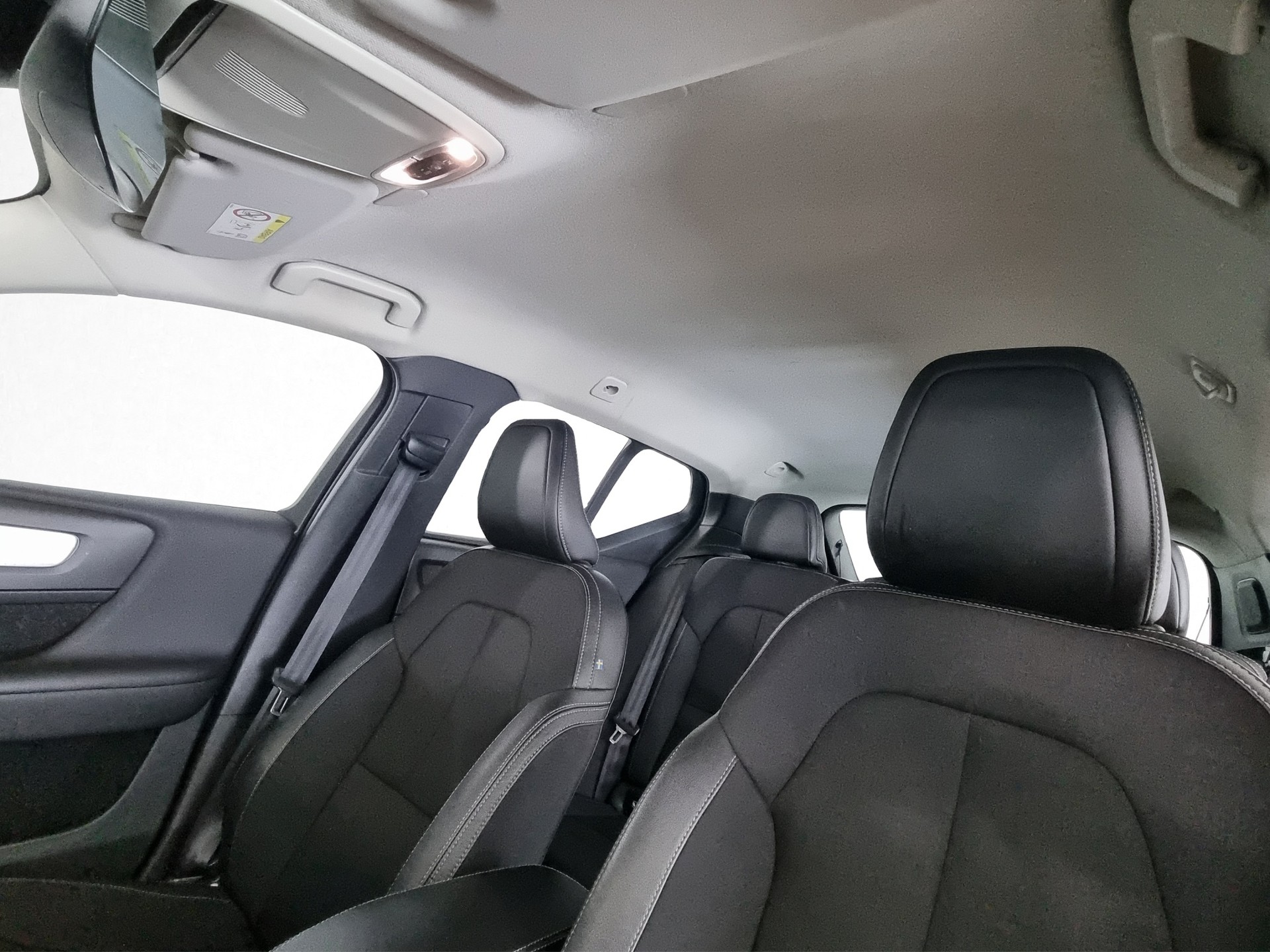 VOLVO XC40 2.0 T4 Momentum AWD Geartronic-image-12