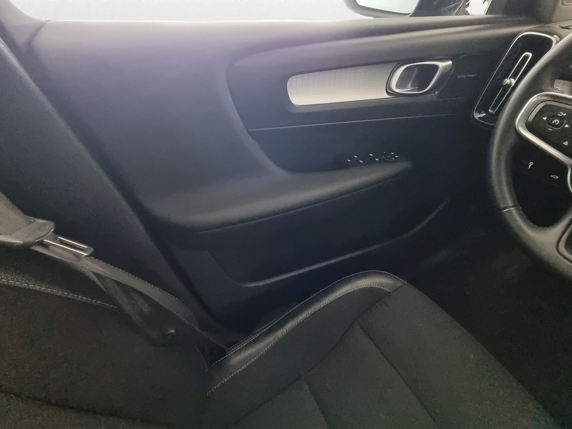 VOLVO XC40 2.0 T4 Momentum AWD Geartronic-image-11