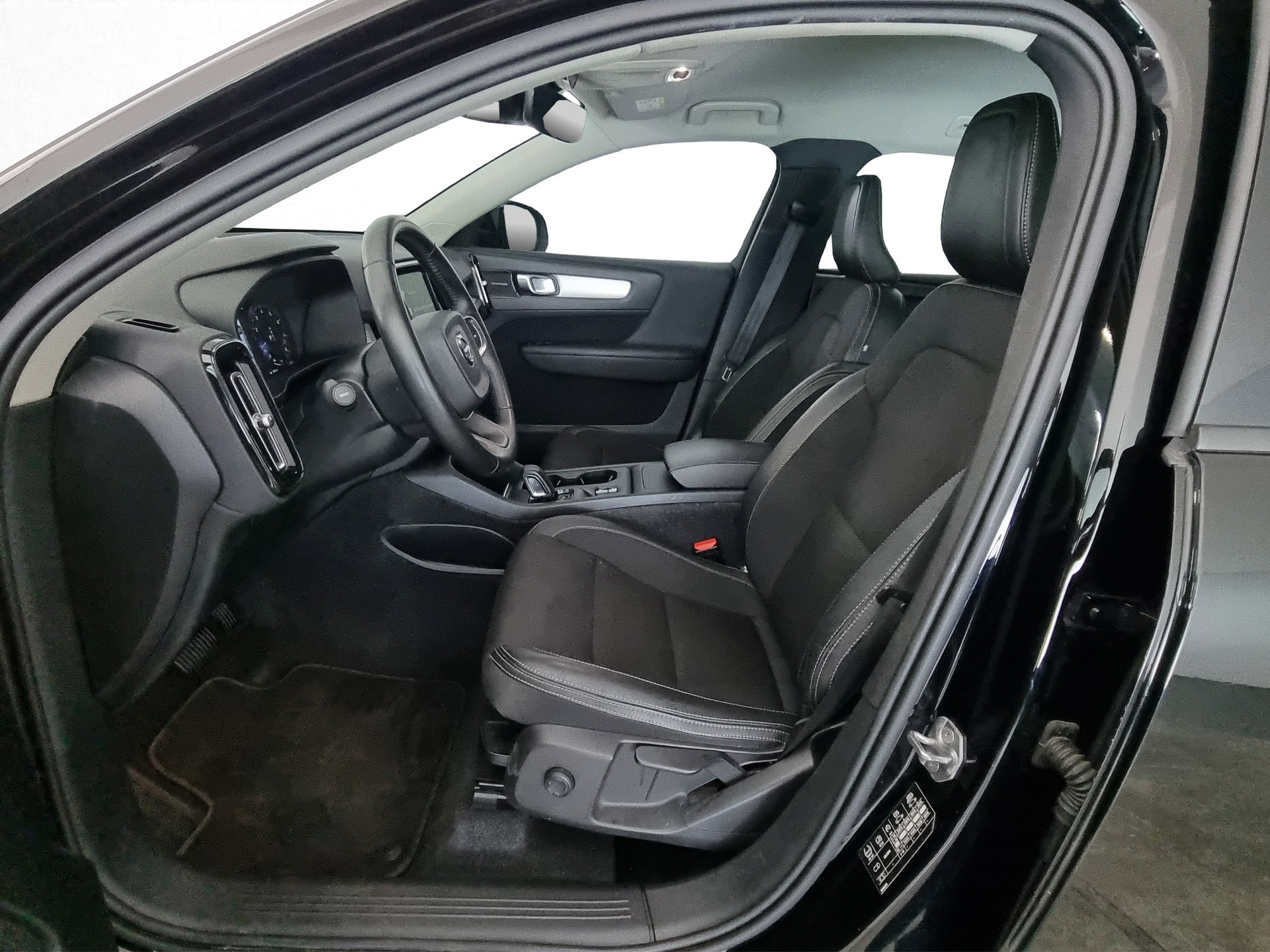 VOLVO XC40 2.0 T4 Momentum AWD Geartronic-image-5