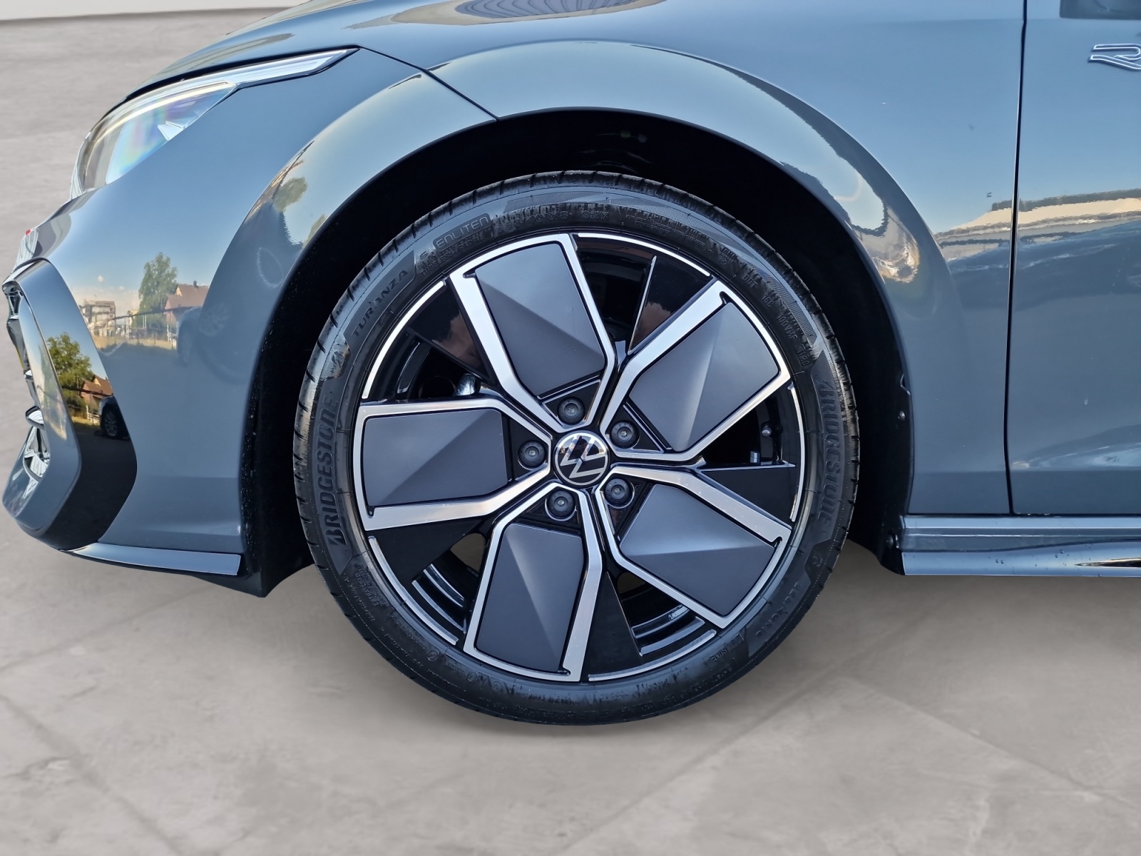 VW Golf Variant 1.5 eTSI R-Line DSG Panorama AHK-image-9