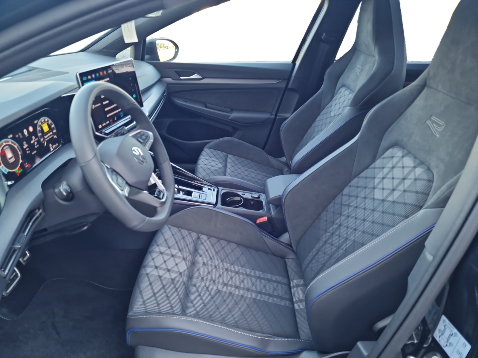 VW Golf Variant 1.5 eTSI R-Line DSG Panorama AHK-image-10