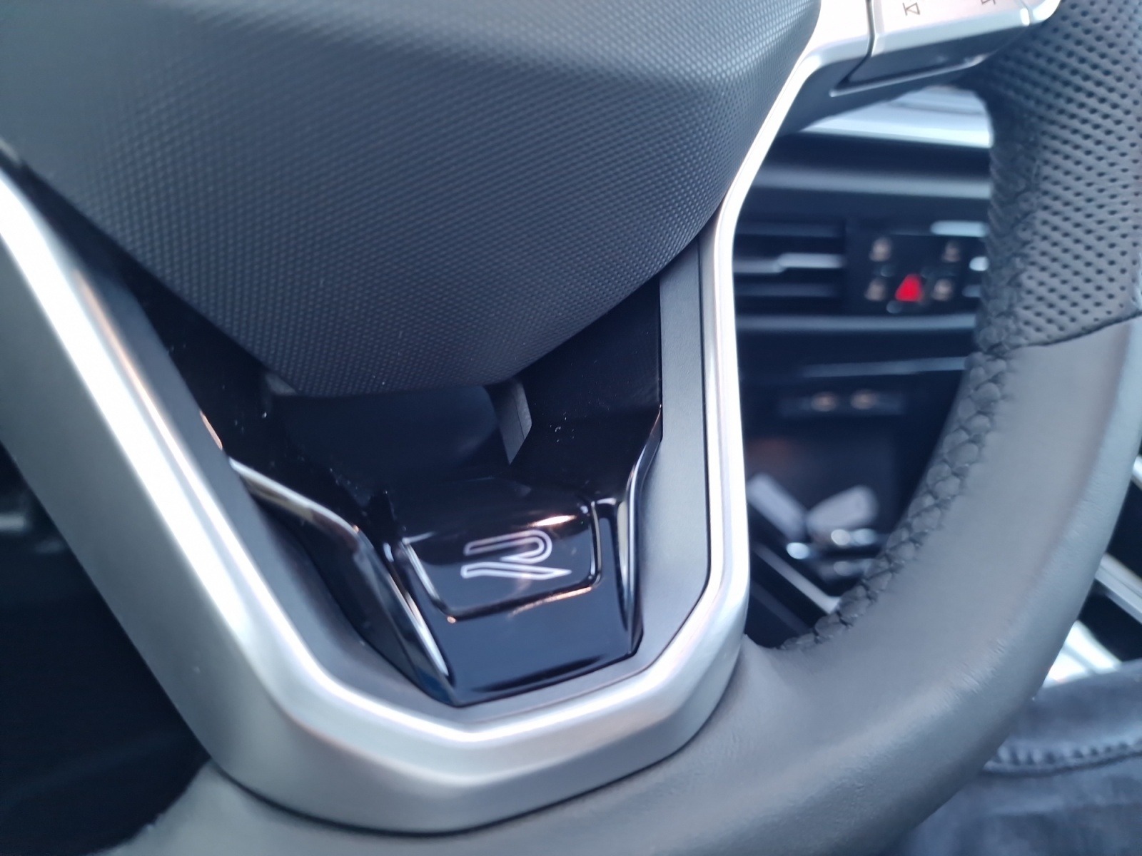 VW Golf Variant 1.5 eTSI R-Line DSG Panorama AHK-image-15