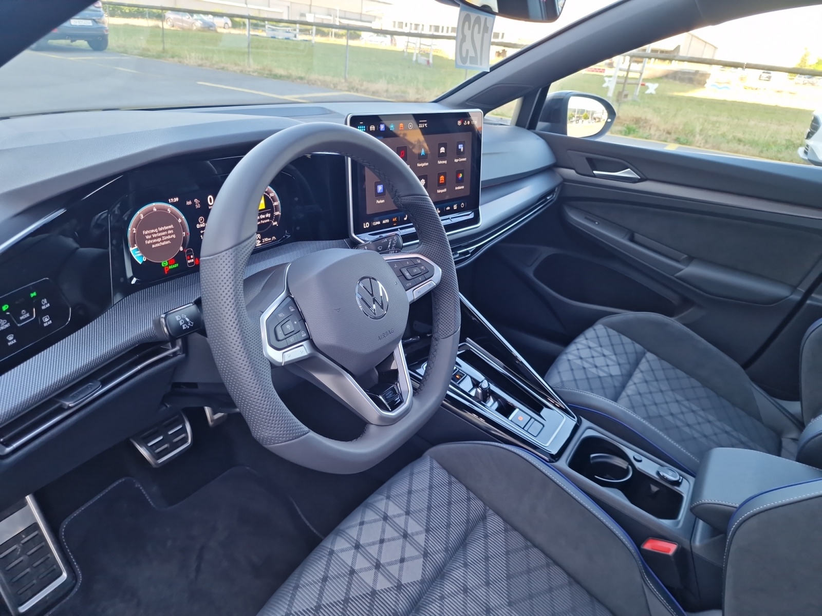 VW Golf Variant 1.5 eTSI R-Line DSG Panorama AHK-image-12