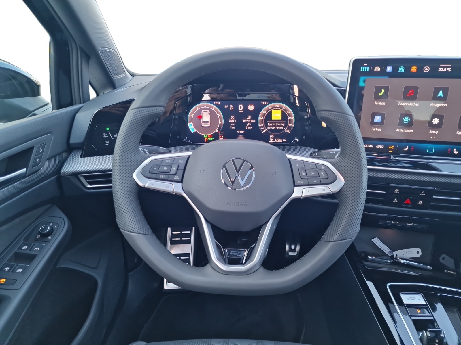 VW Golf Variant 1.5 eTSI R-Line DSG Panorama AHK-image-13