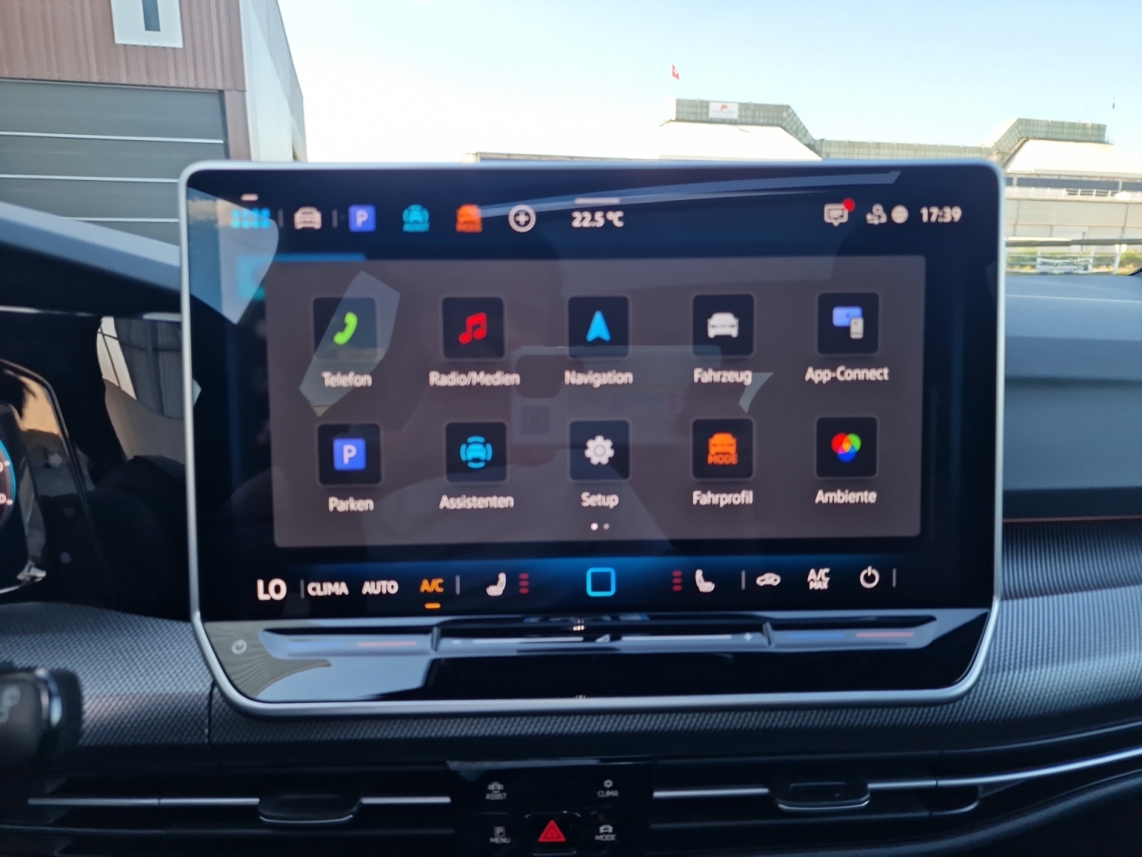 VW Golf Variant 1.5 eTSI R-Line DSG Panorama AHK-image-16
