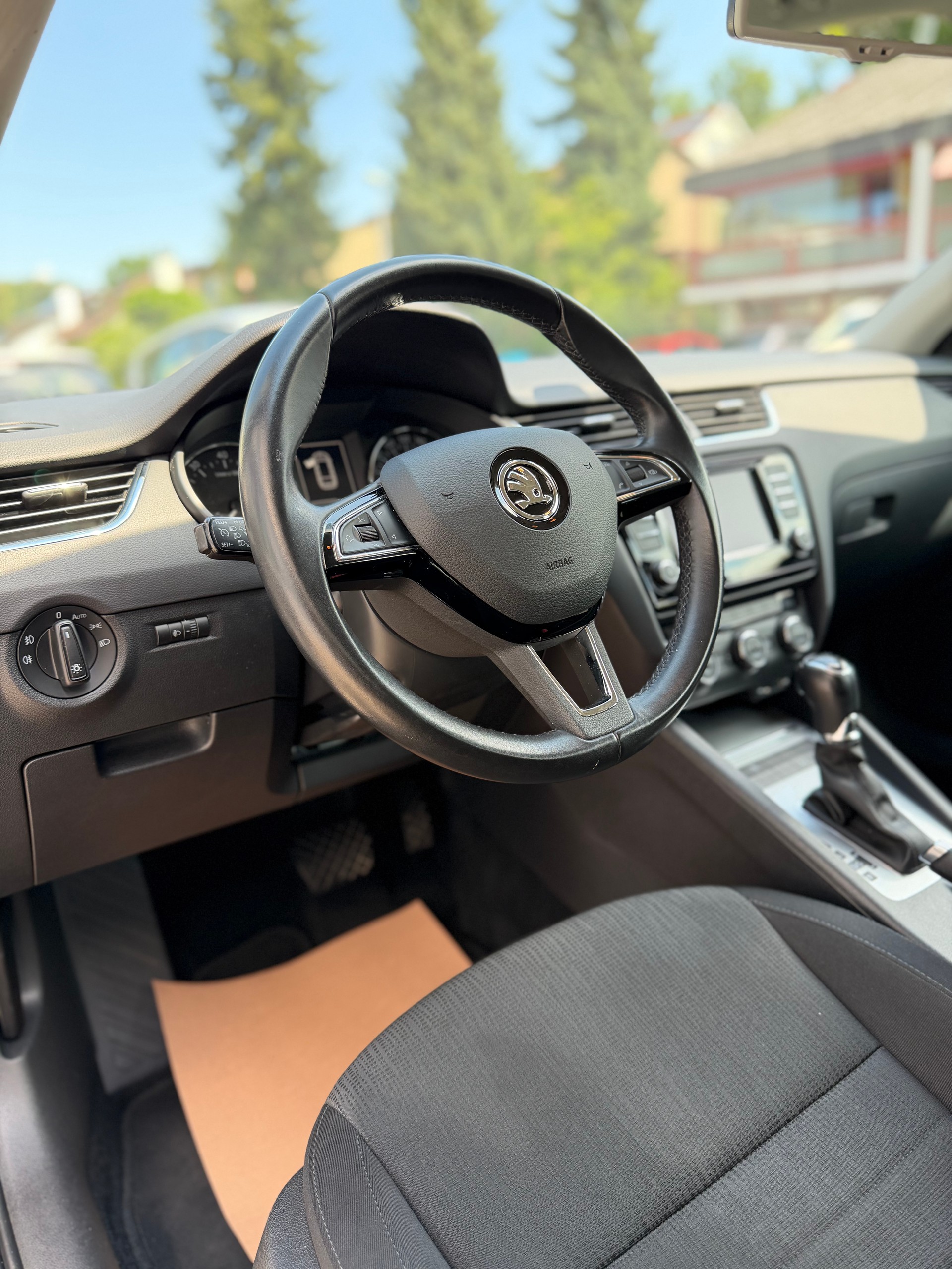 SKODA Octavia Combi 1.4 TSI Ambition DSG-image-4