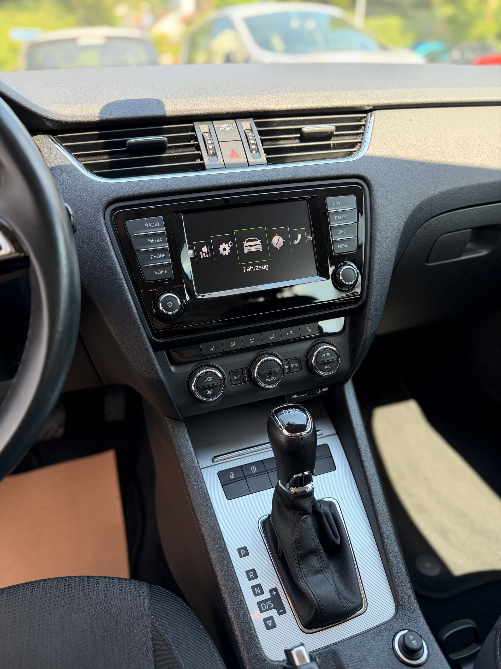 SKODA Octavia Combi 1.4 TSI Ambition DSG-image-9
