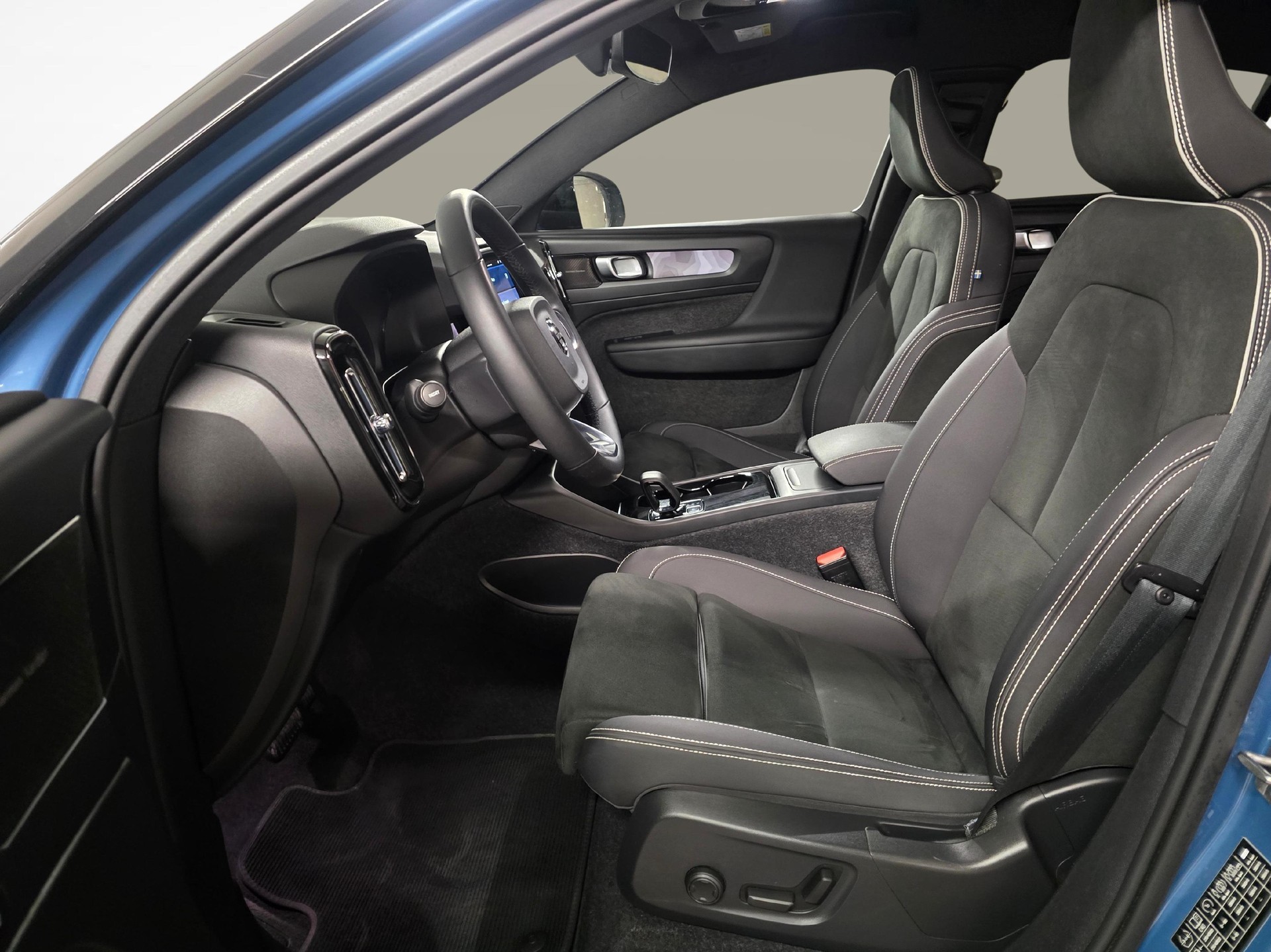 VOLVO C40 P8 Twin Recharge AWD-image-9