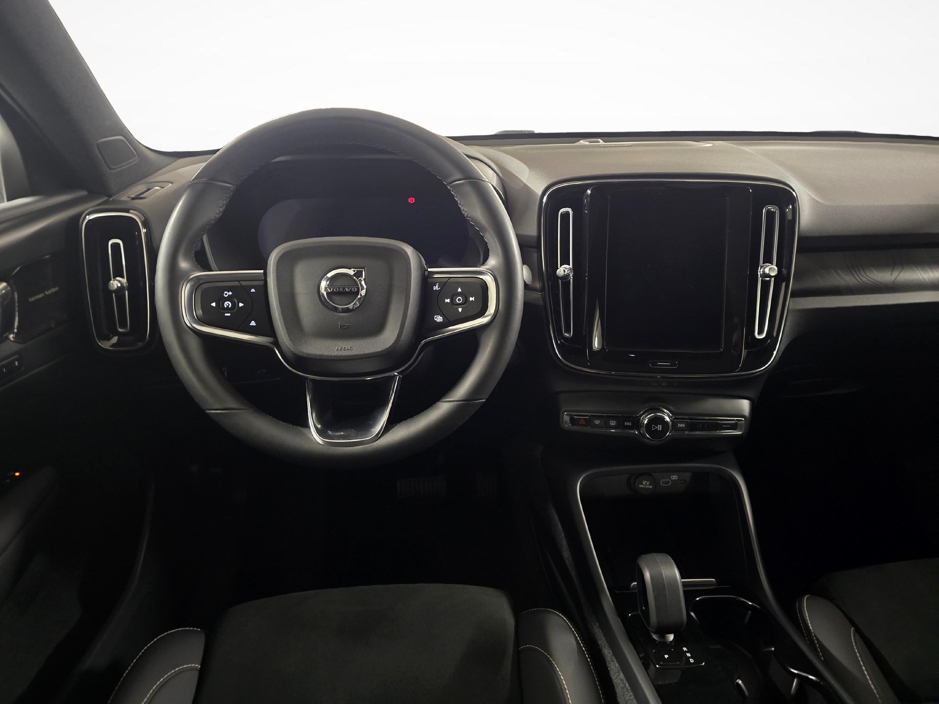VOLVO C40 P8 Twin Recharge AWD-image-13