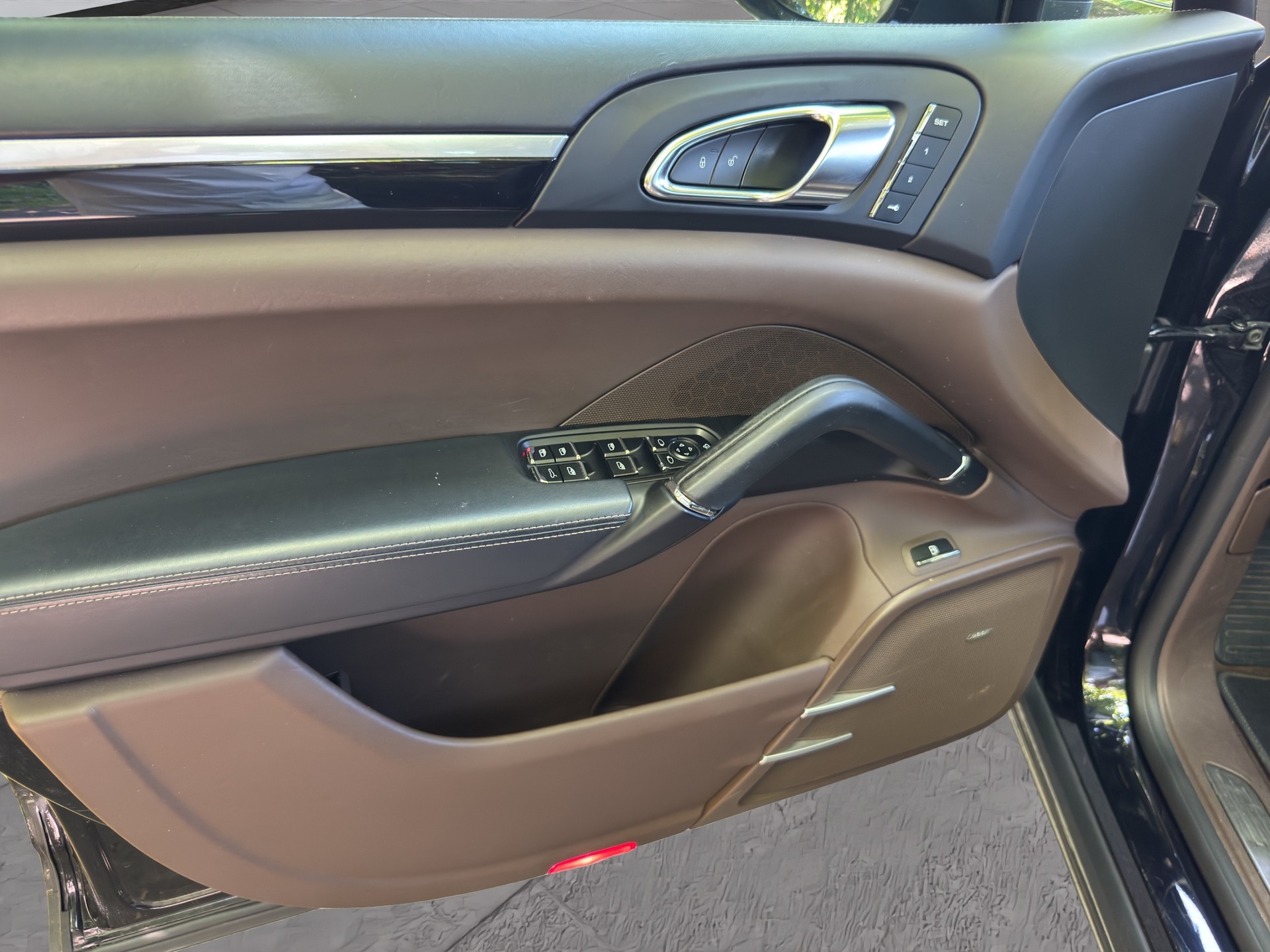 PORSCHE Cayenne S E-Hybrid Platinum Edition-image-23