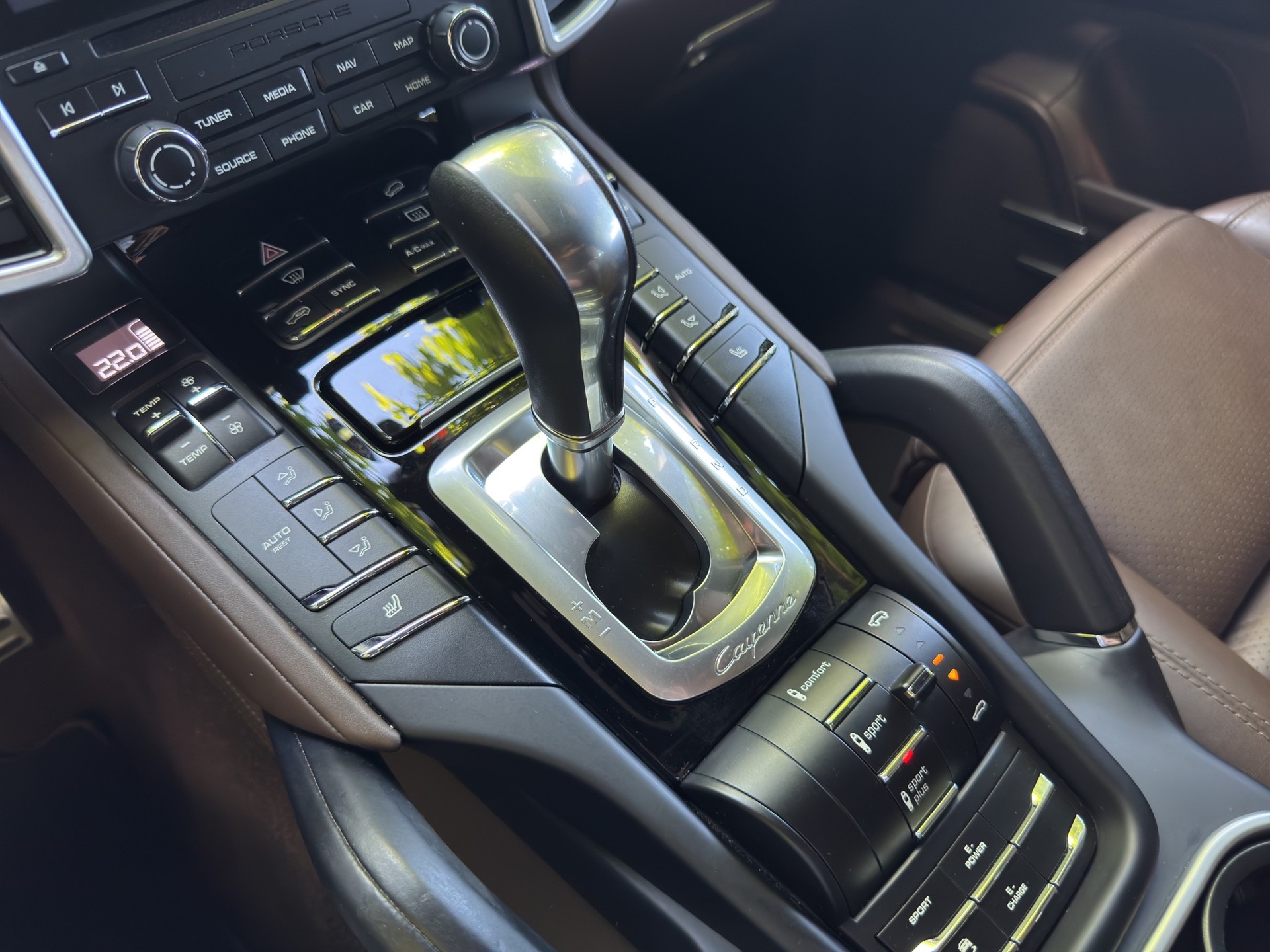 PORSCHE Cayenne S E-Hybrid Platinum Edition-image-12