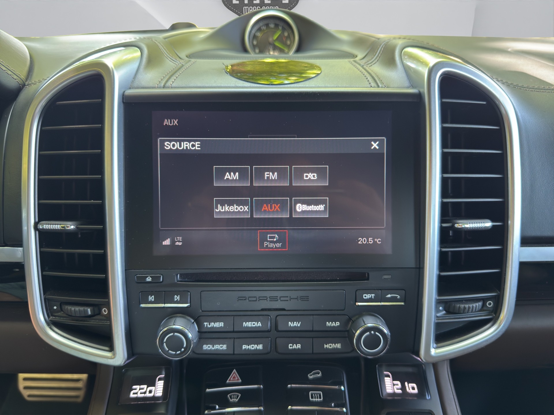 PORSCHE Cayenne S E-Hybrid Platinum Edition-image-13