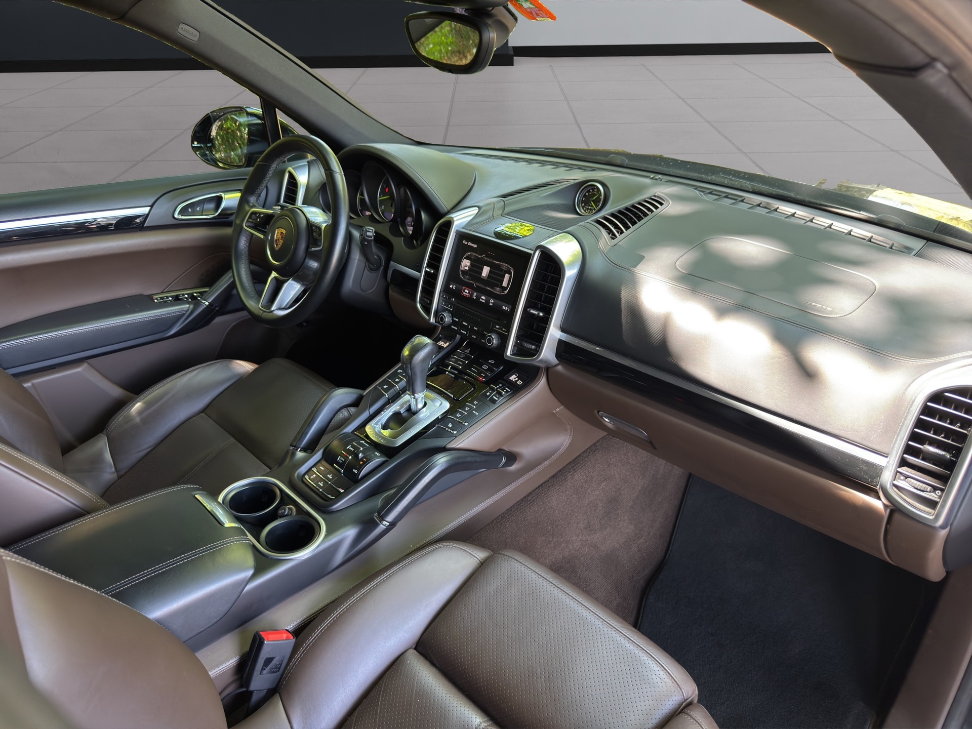 PORSCHE Cayenne S E-Hybrid Platinum Edition-image-15