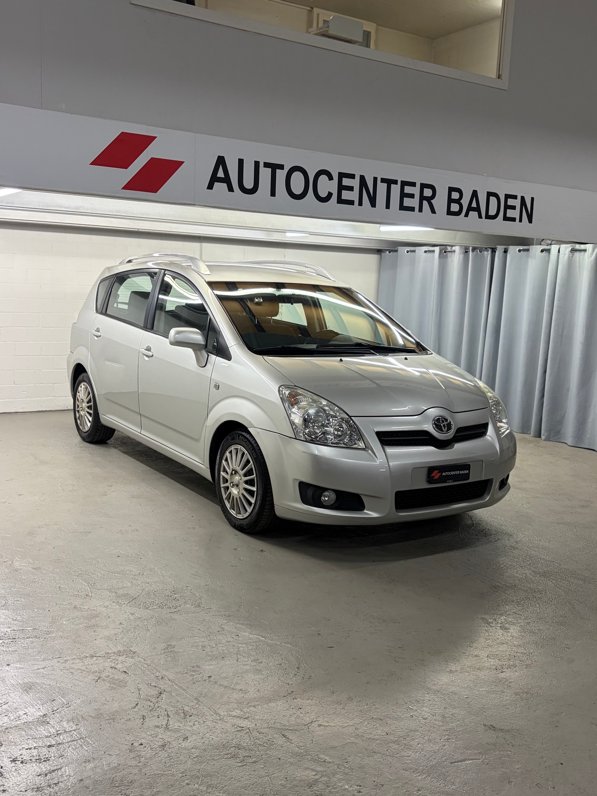 TOYOTA Corolla Verso 2.2 D-4D Limited 7 Plätzer-image-2