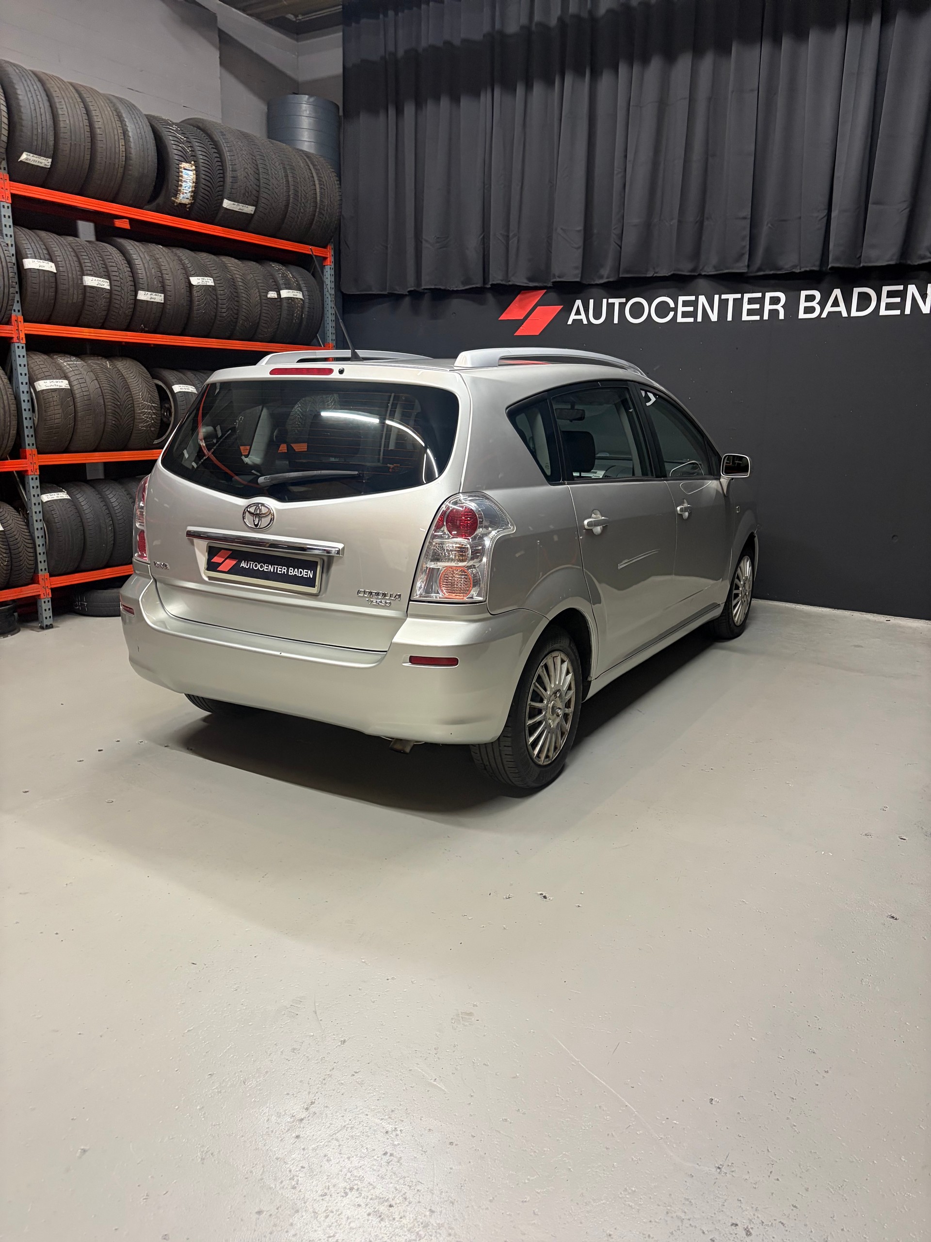 TOYOTA Corolla Verso 2.2 D-4D Limited 7 Plätzer-image-5