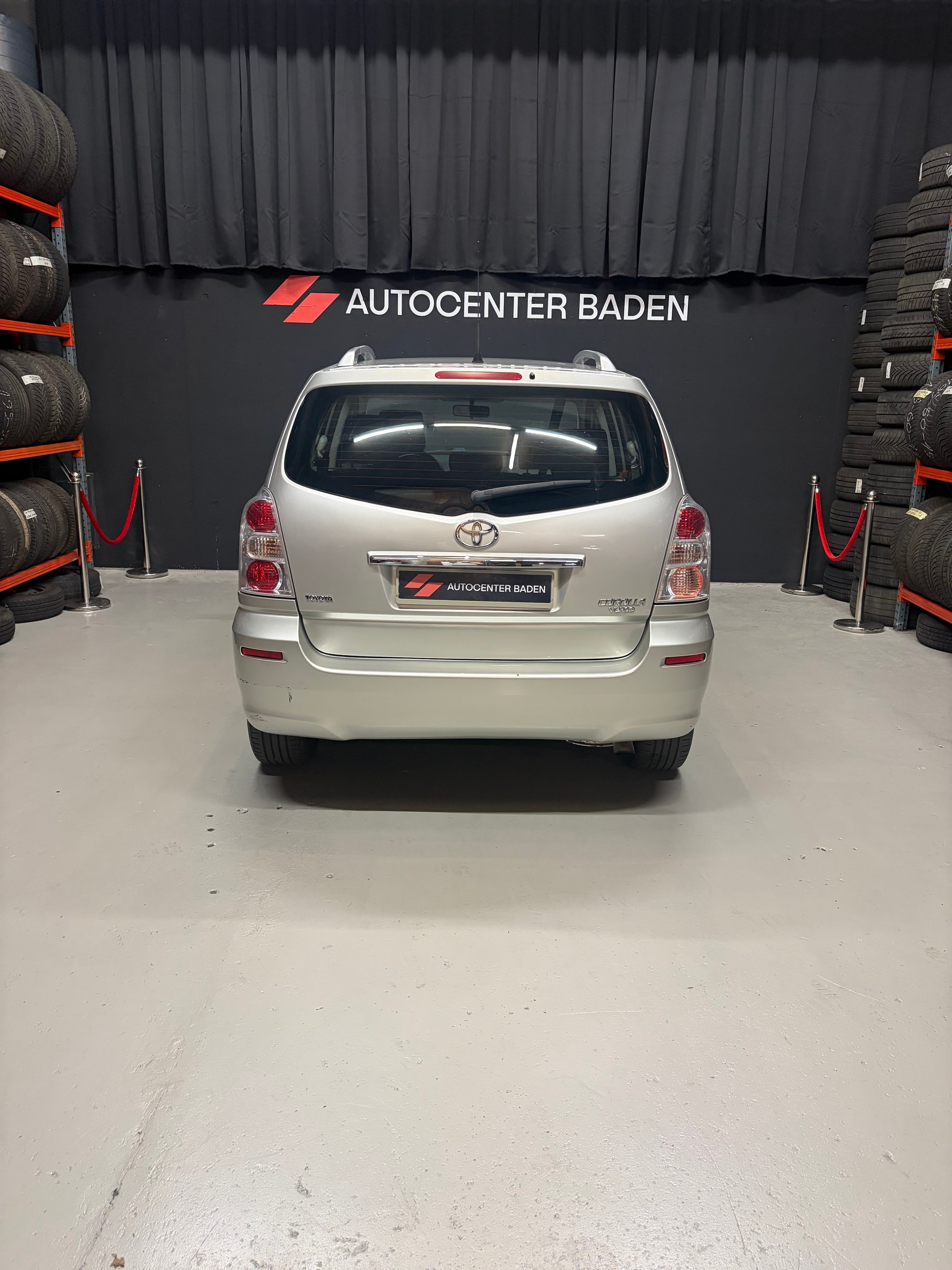 TOYOTA Corolla Verso 2.2 D-4D Limited 7 Plätzer-image-4
