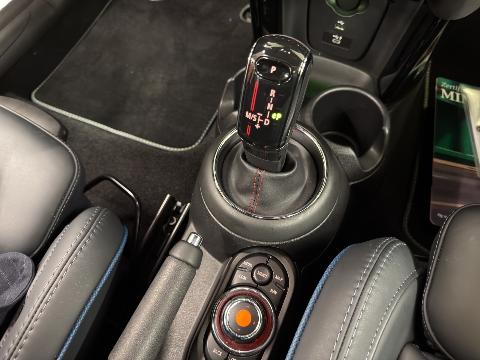 MINI Cabrio Cooper S-image-16