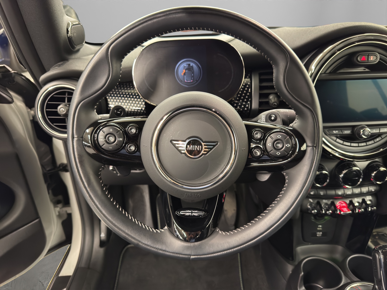 MINI Cabrio Cooper S-image-15