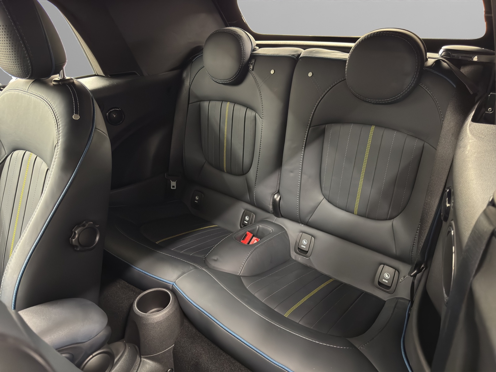 MINI Cabrio Cooper S-image-13