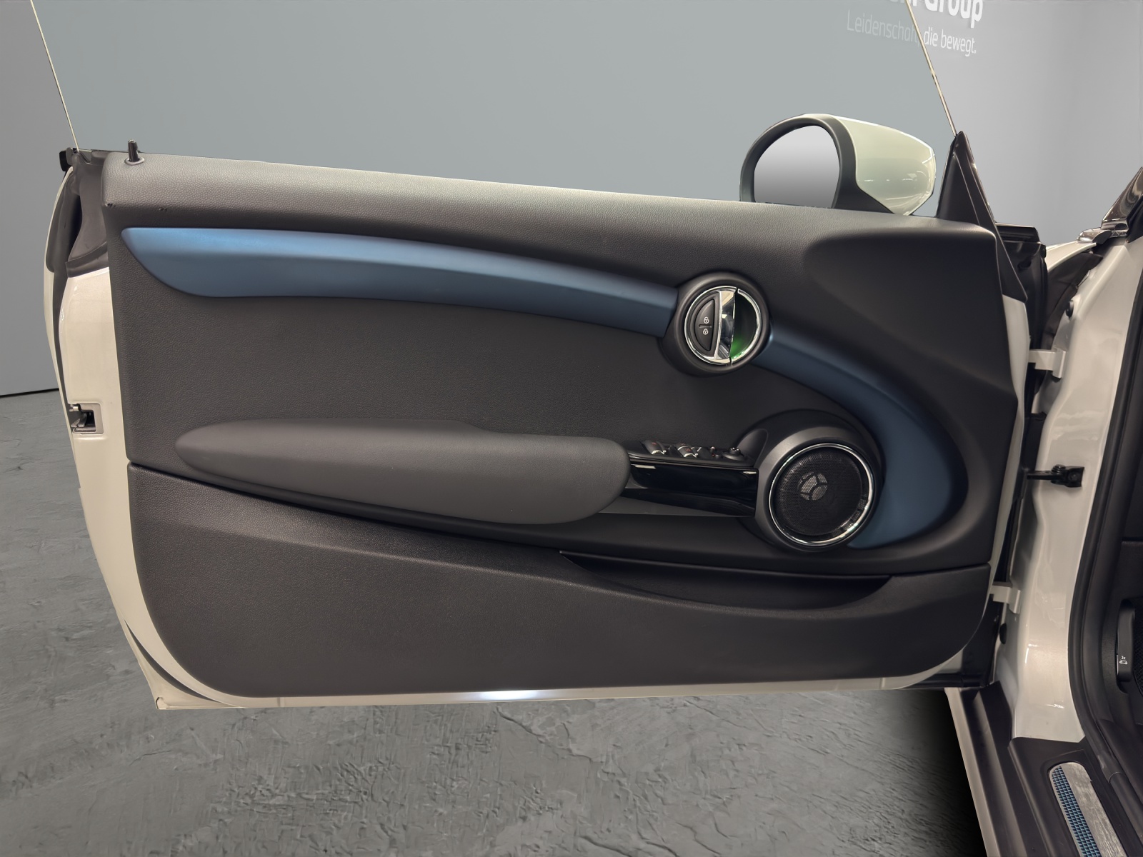 MINI Cabrio Cooper S-image-12