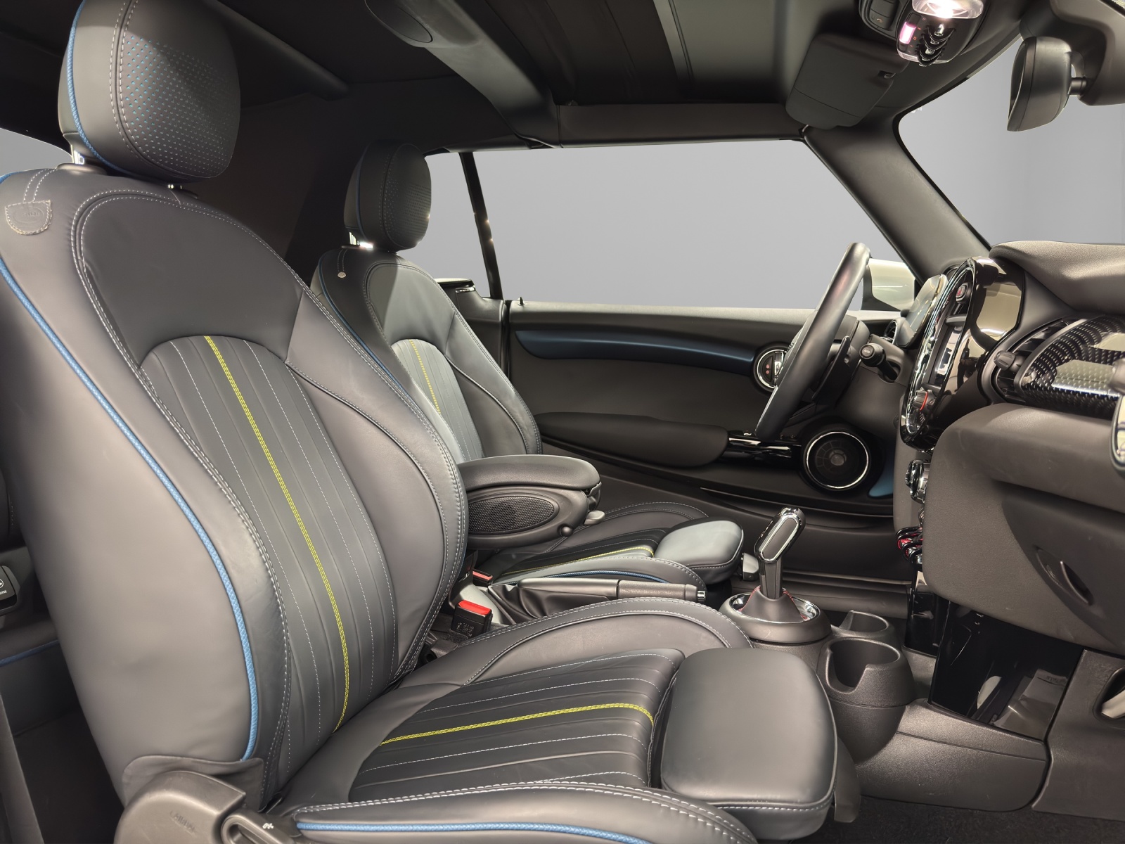 MINI Cabrio Cooper S-image-14