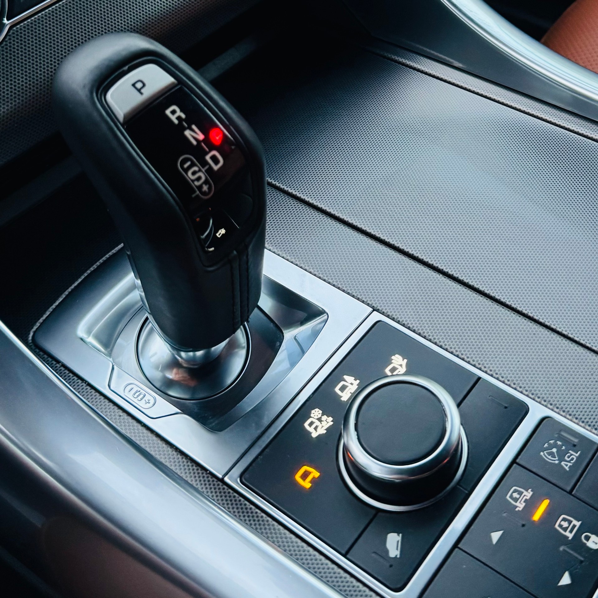 LAND ROVER Range Rover Sport 3.0 SDV6 HSE Dynamic Automatic-image-16