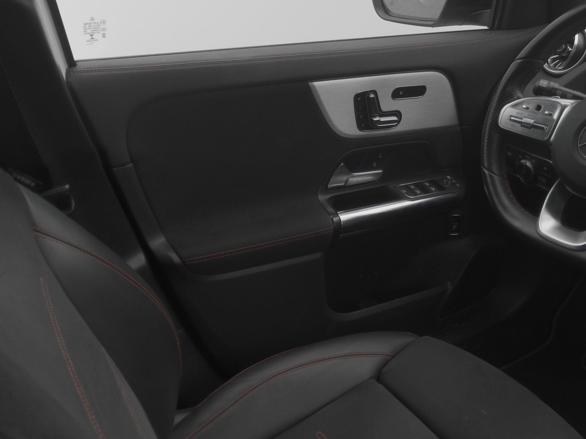MERCEDES-BENZ EQA 250 AMG Line-image-6