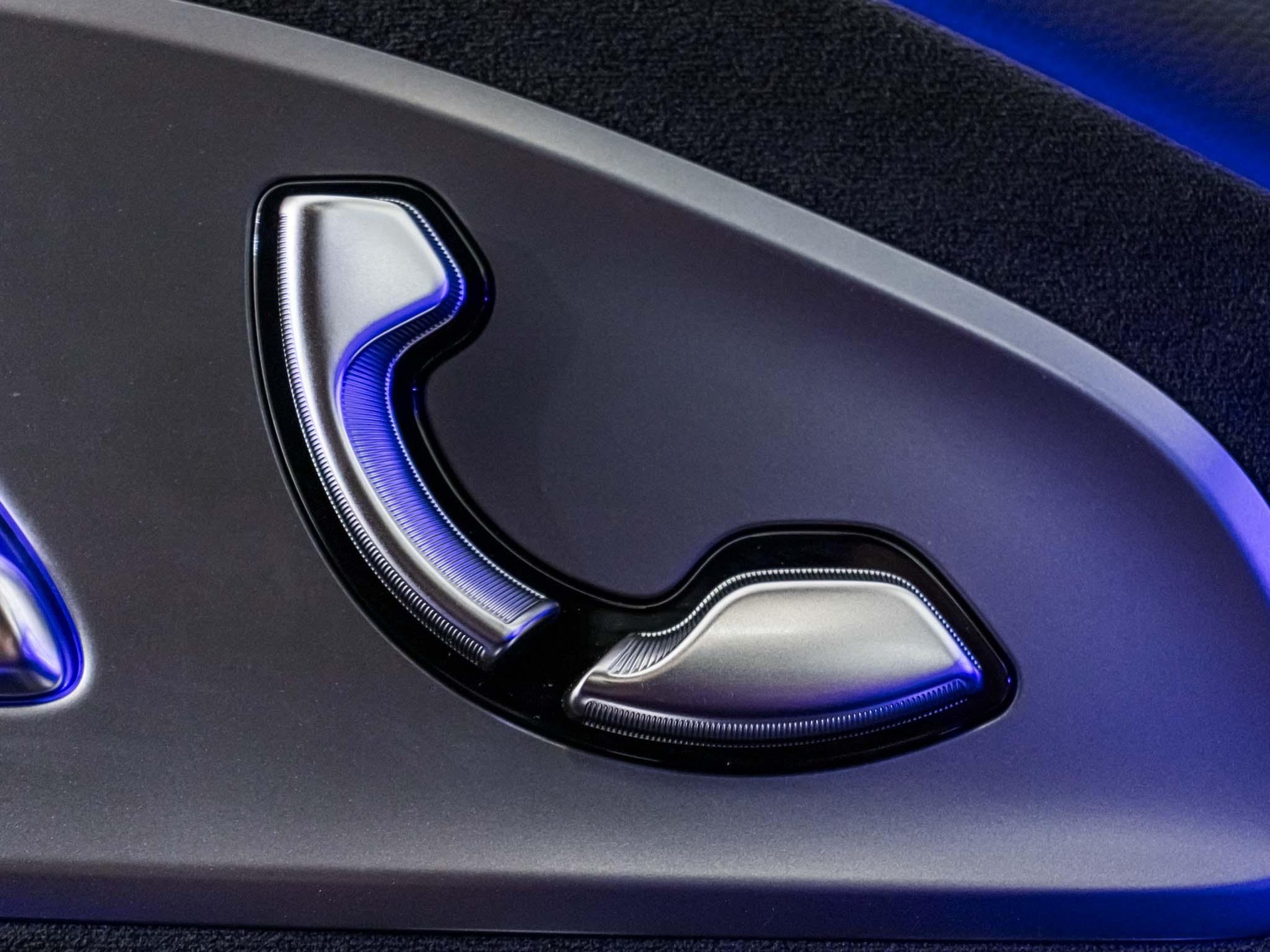MERCEDES-BENZ CLA 220 4MATIC-image-12