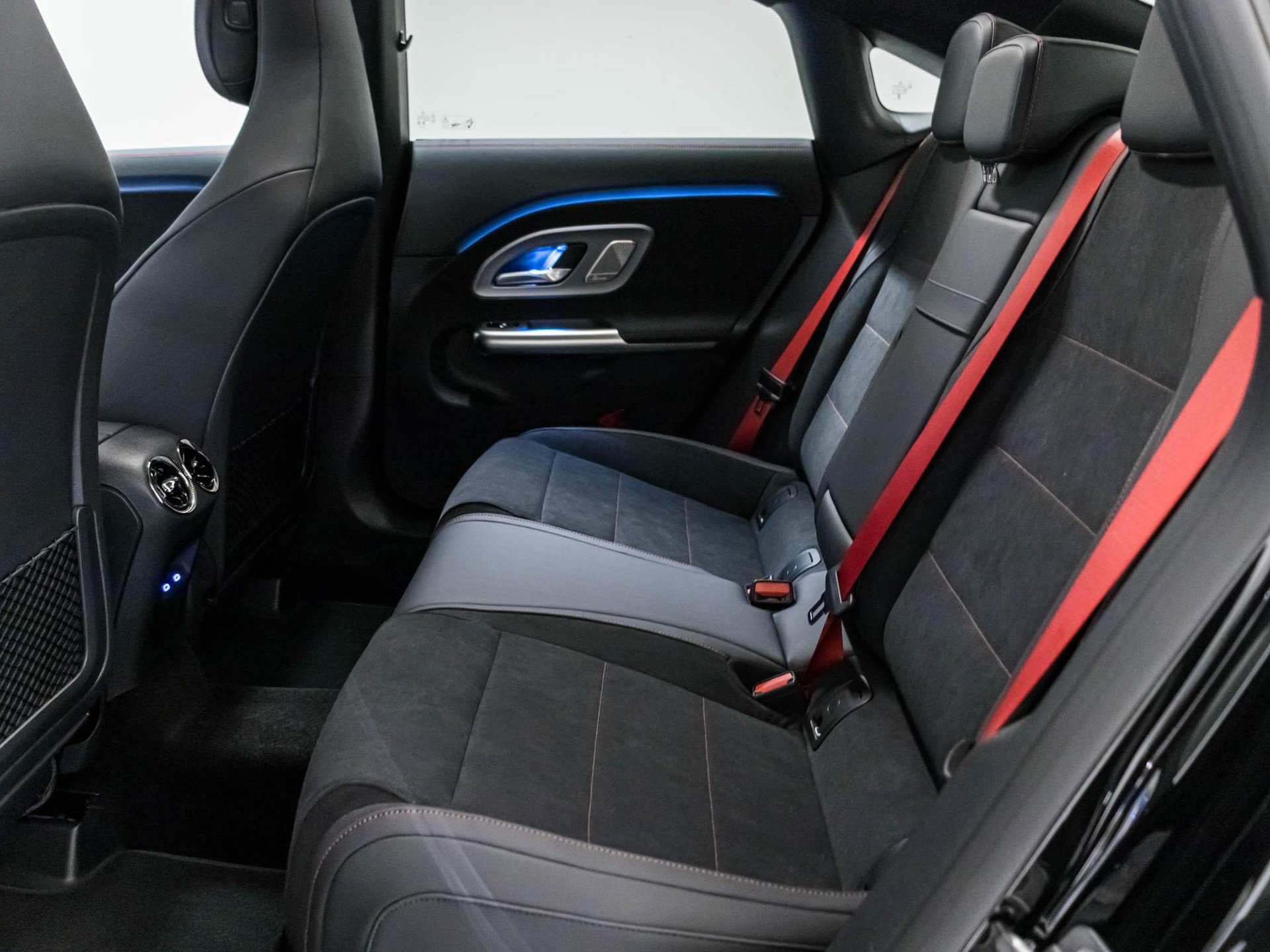 MERCEDES-BENZ CLA 220 4MATIC-image-7