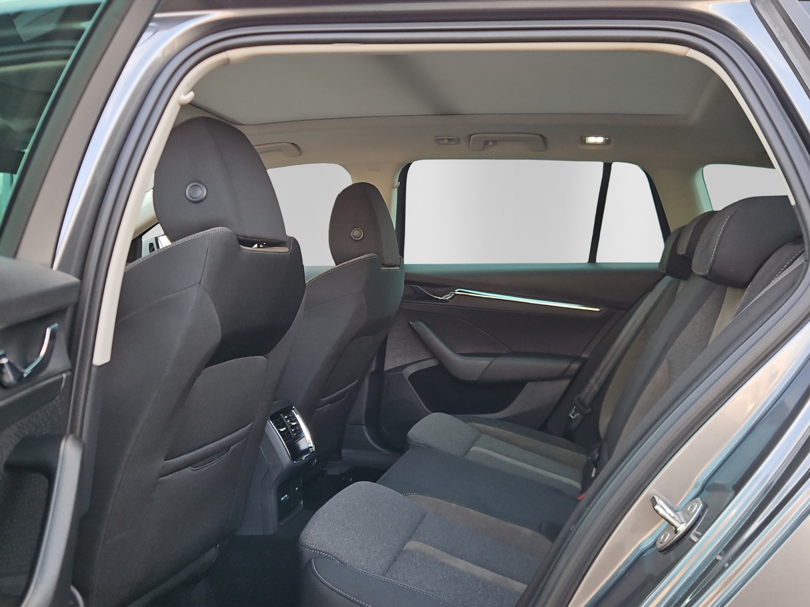 SKODA Octavia Combi 2.0 TSI DSG Scout 4x4-image-5