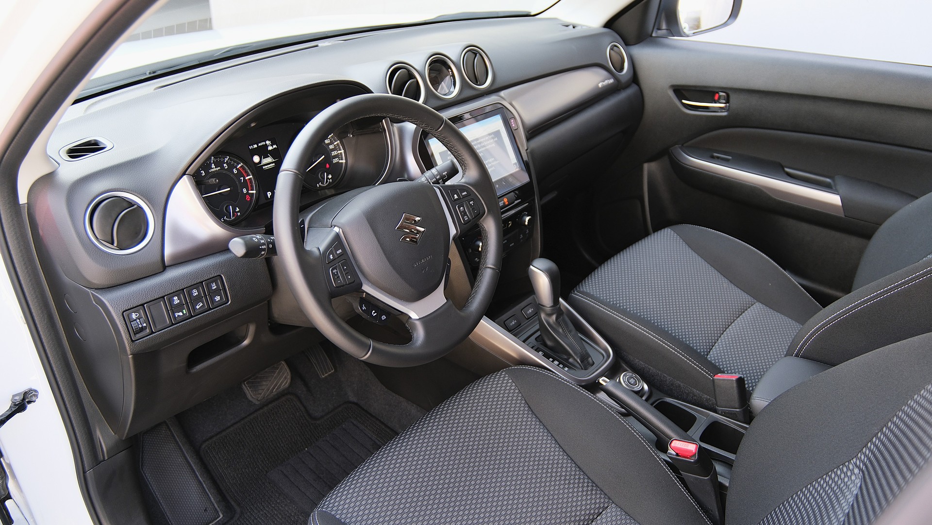 SUZUKI Vitara 1.4 Boosterjet Compact + 4x4 Hybrid Automatic-image-2