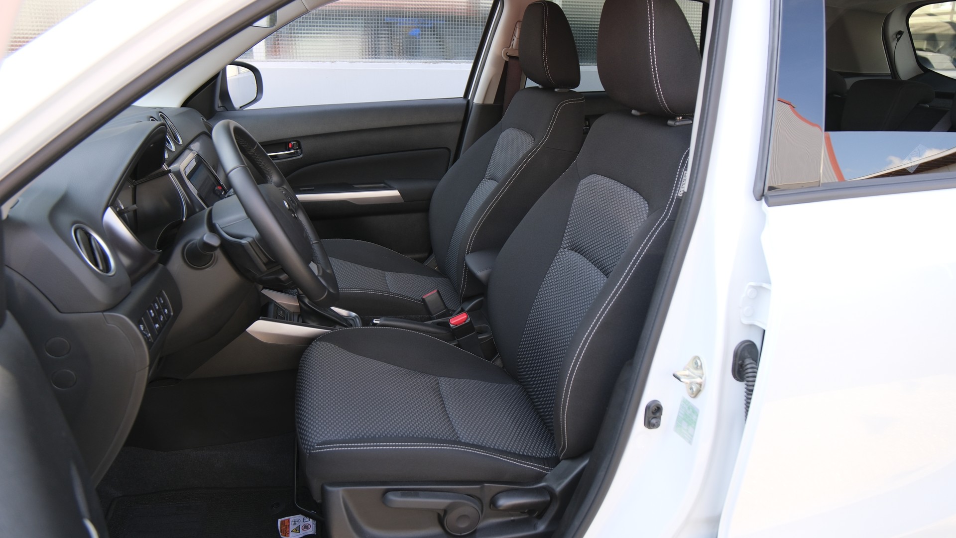 SUZUKI Vitara 1.4 Boosterjet Compact + 4x4 Hybrid Automatic-image-3