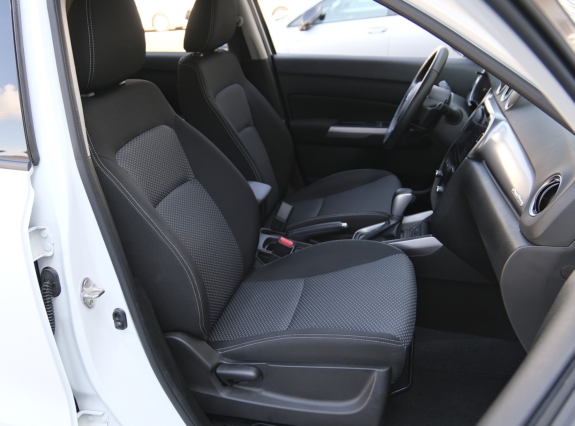 SUZUKI Vitara 1.4 Boosterjet Compact + 4x4 Hybrid Automatic-image-14