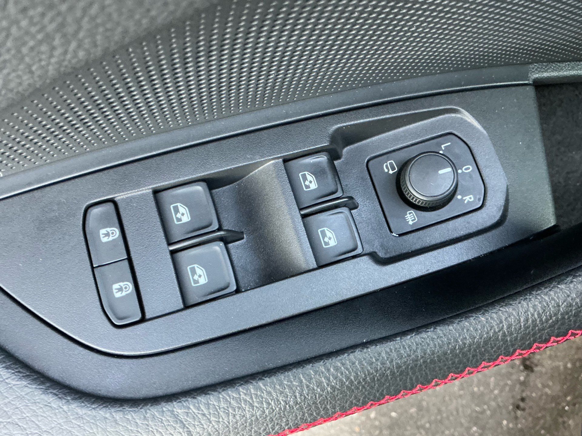SKODA Kodiaq 2.0 TSI 265 PS 4x4 RS *** TOP AUSSTATTUNG MIT HEAD UP DISPLAY & ANHÄNGERKUPPLUNG ***-image-27