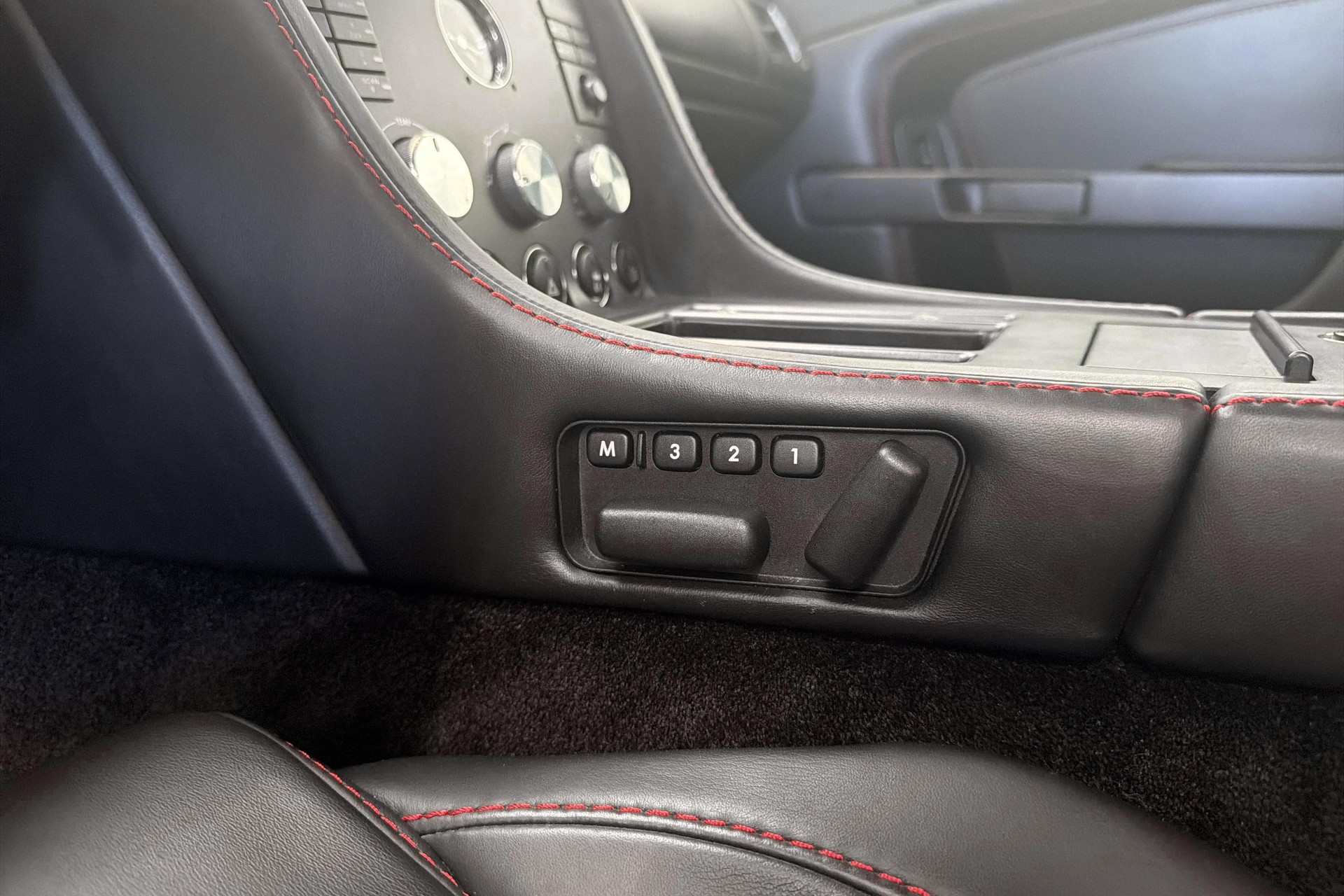 ASTON MARTIN V8 Vantage 4.3 Sportshift-image-11