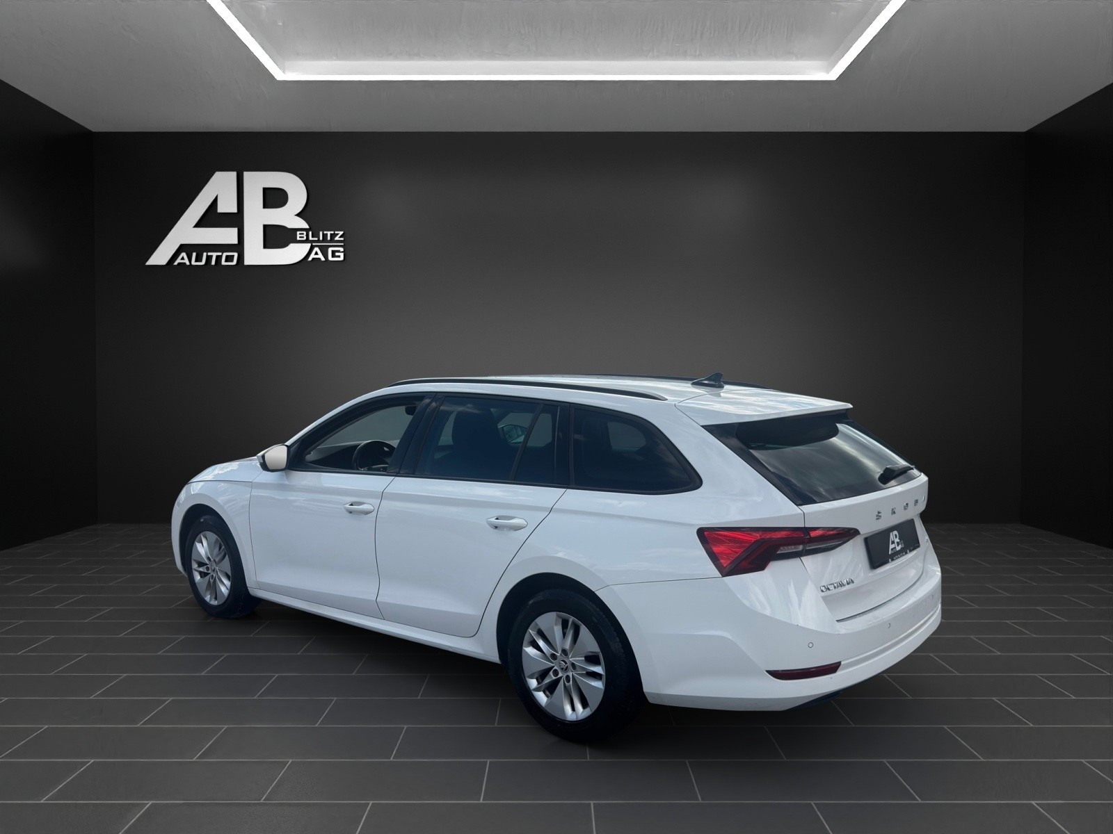 SKODA Octavia Combi 2.0 TDI DSG Ambition 4x4 mit 150 PS-image-2